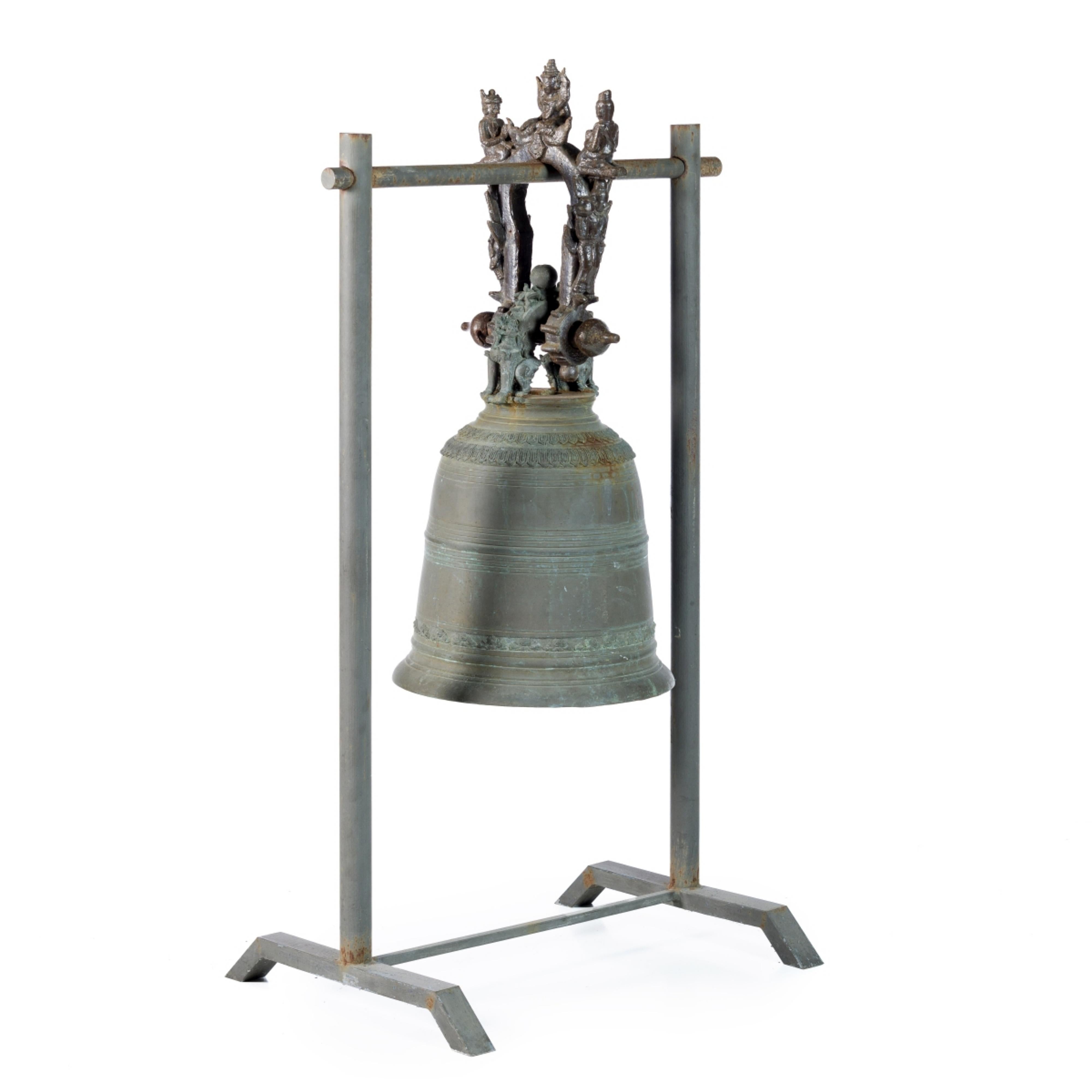 TEMPELGLOCKE (BONSHÔ)

Japanisch, aus der zweiten Hälfte des 19. Jahrhunderts. 
aus Bronze mit Reliefdekoration.
Gebrauchsspuren.
Abmessung: (Glocke) 70 x 37 cm
gesamt: 110cm
guter Zustand