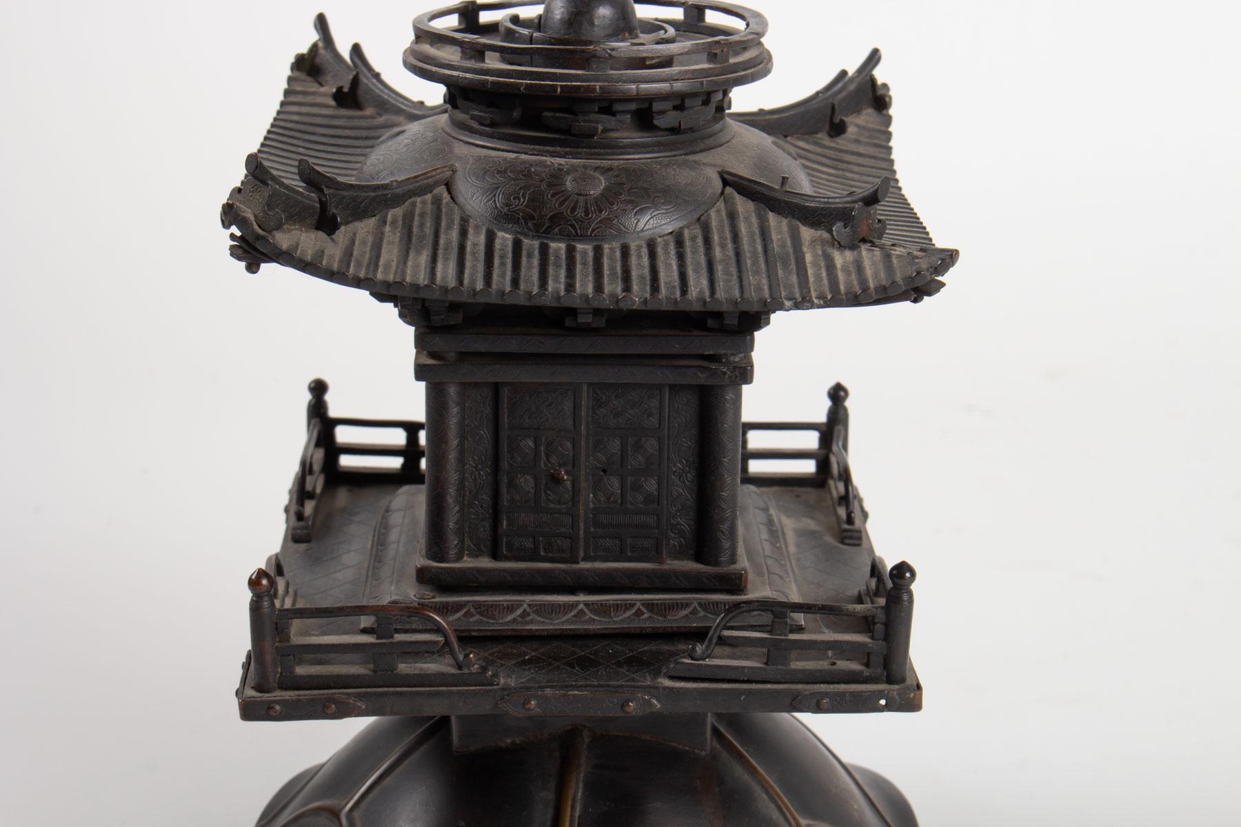 Temple, China, bronze, late 19th century, Asian decorative Art, small missing pagoda.
Measures: H 38cm, W 17cm, W 17cm.