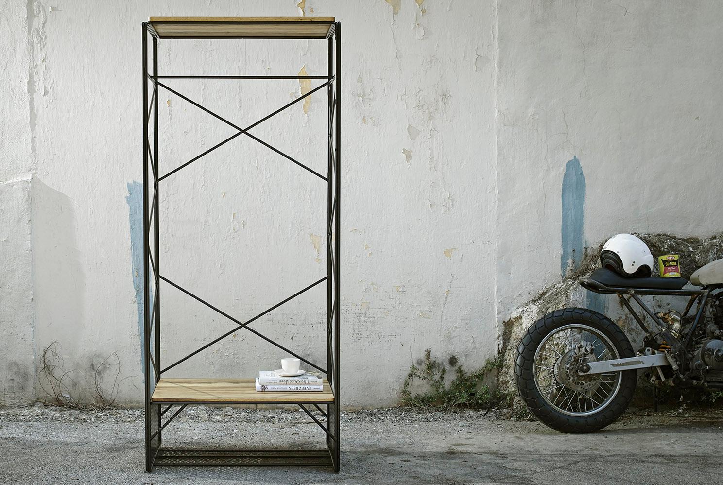 Acciaio Il Tempio del Sogno, un mobile pensile indipendente, ripiani in noce massiccio in vendita