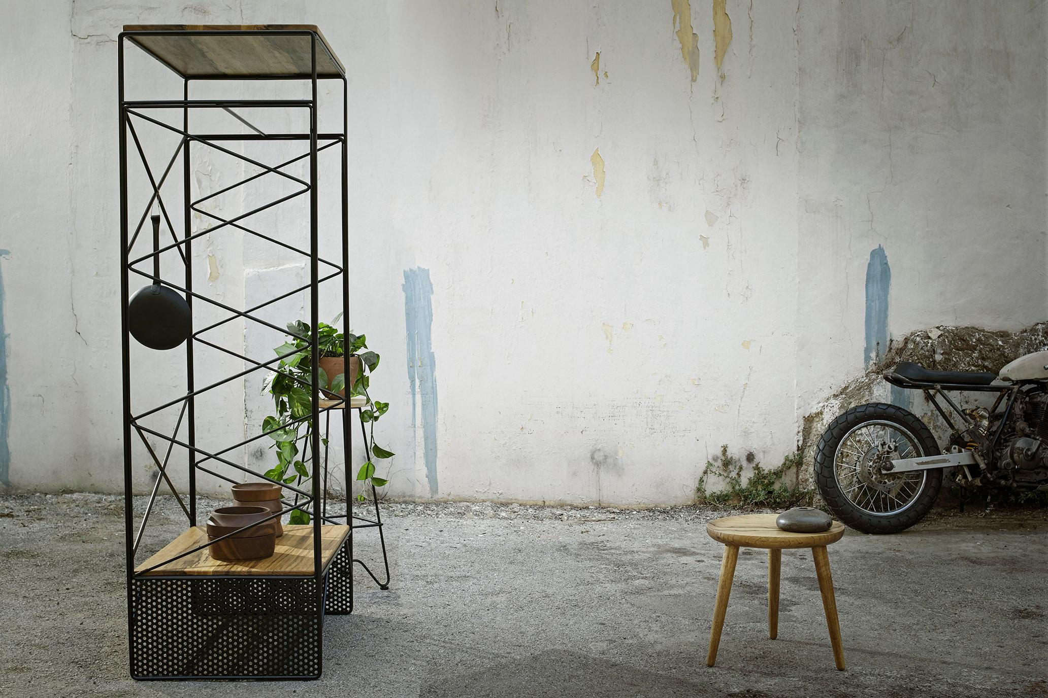 Il Tempio del Sogno, un mobile pensile indipendente, ripiani in noce massiccio in vendita 1