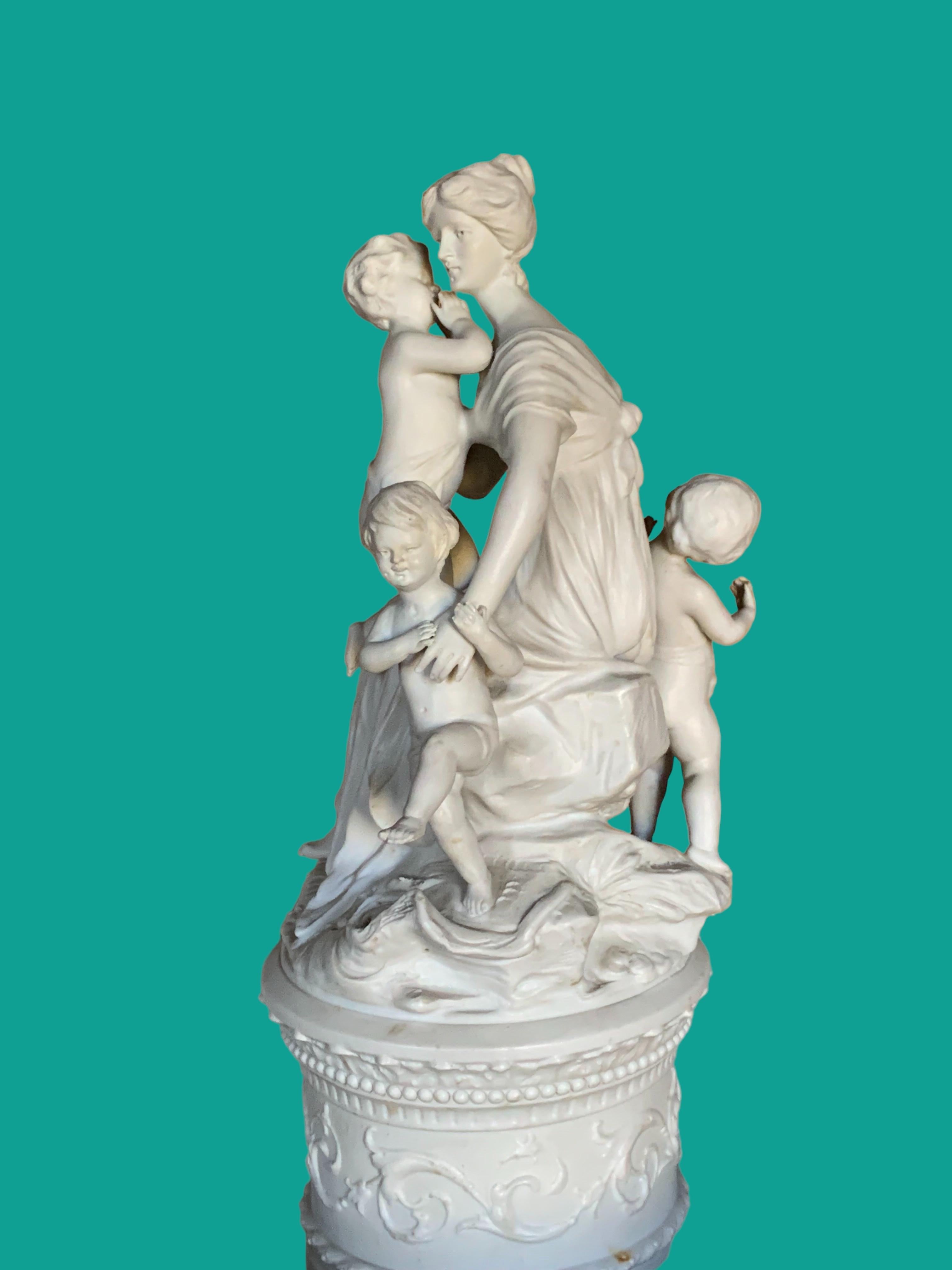 Temple of Love bisque Central Piece, Volksaedt-Rudolsadt Manufacture, 19th c. In Good Condition For Sale In Paris, FR