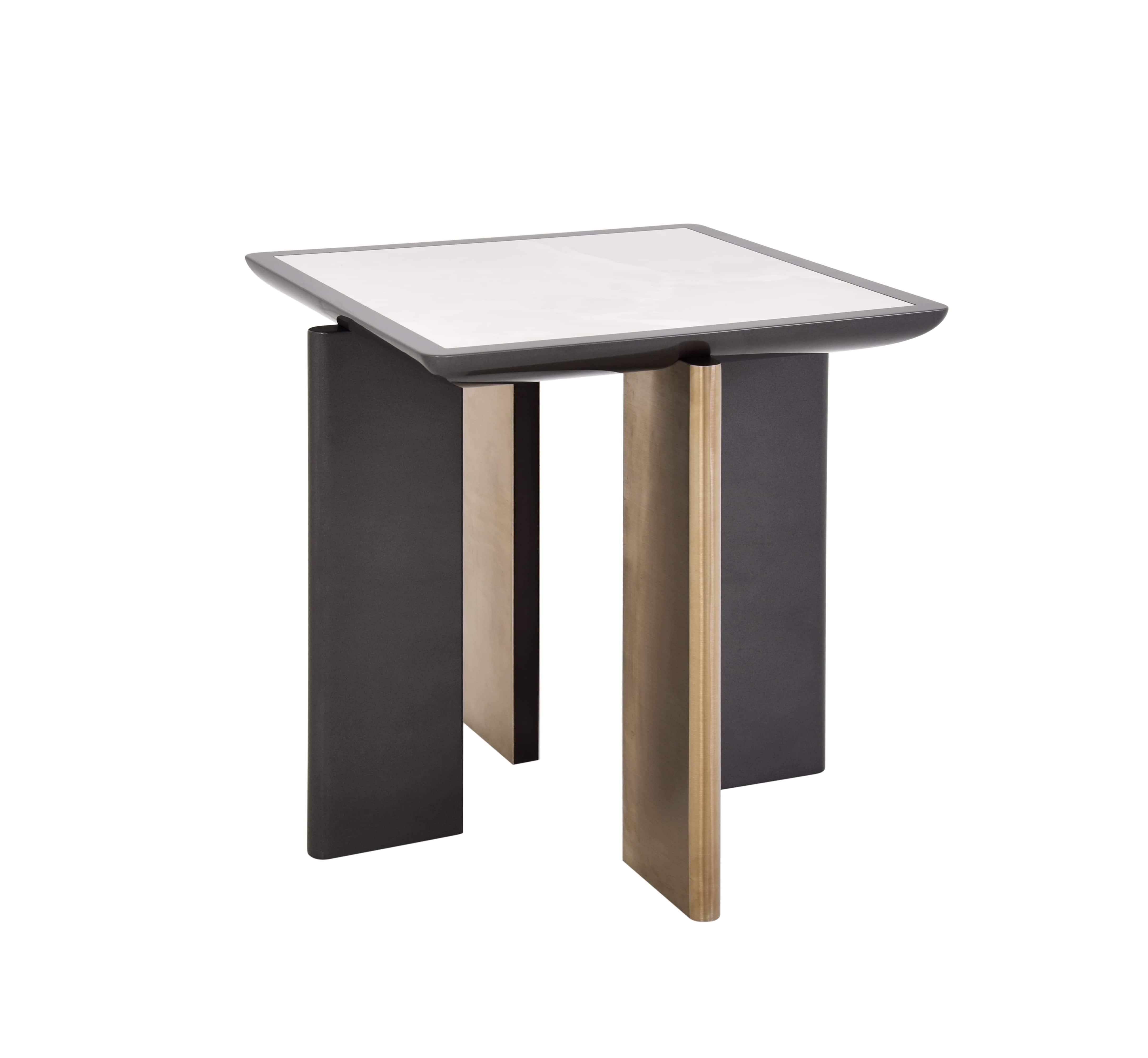 A study in balance and material contrast, this side table combines the warmth of oak with the subtle elegance of brushed brass. Its design is defined by four legs, two in metal and two in oak,supporting a square top in Dekton material. The duality