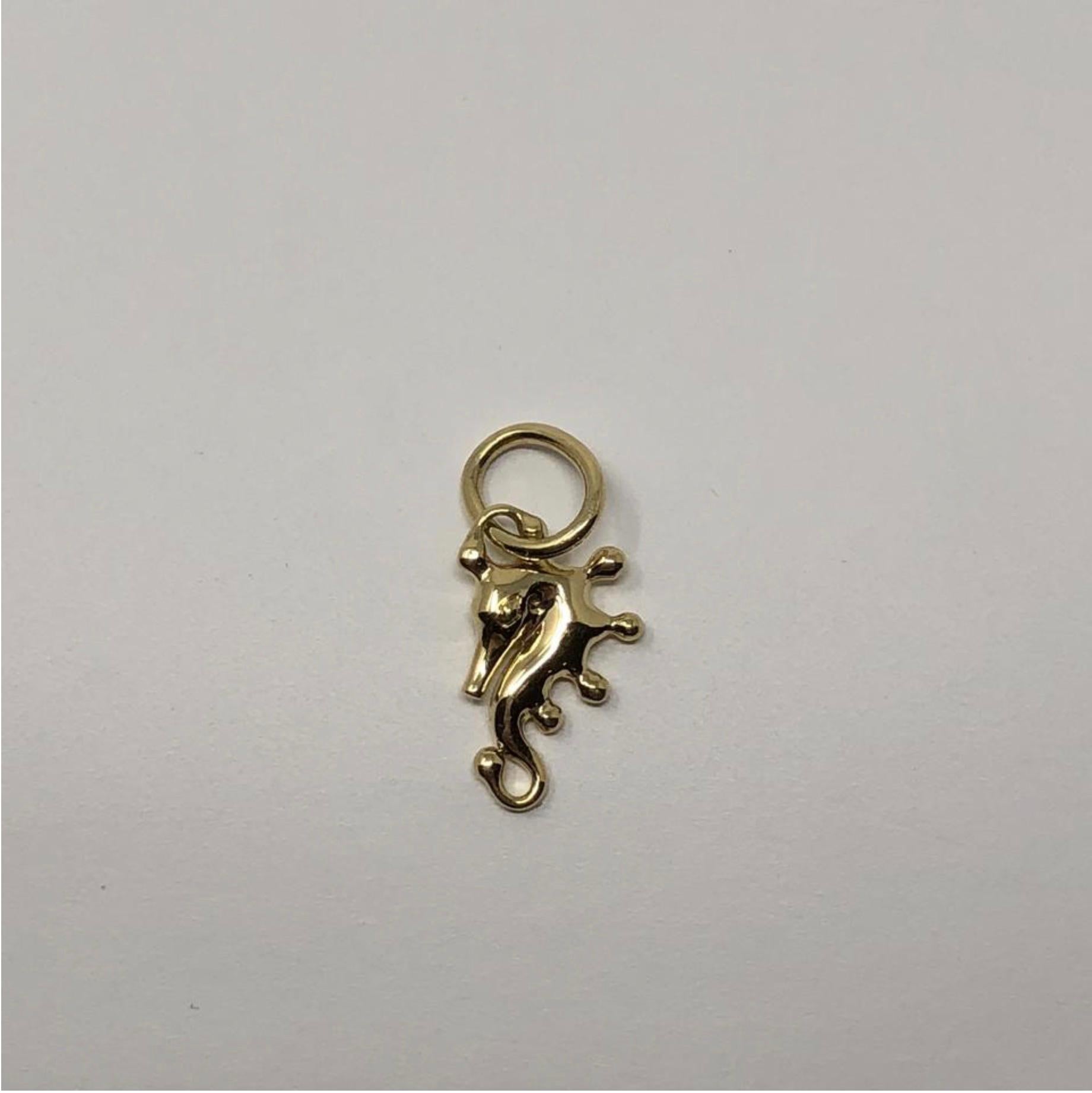 MODEL - Temple St Clair 18k Charm - Seahorse

CONDITION - Exceptional! No signs of wear.

SKU - 2327

ORIGINAL RETAIL PRICE - 495 + tax

MATERIAL - 18k Gold

WEIGHT - 1.6 grams

DIMENSIONS - L16mm x H16mm (22mm with Jump Ring) x D4mm

COMES WITH -