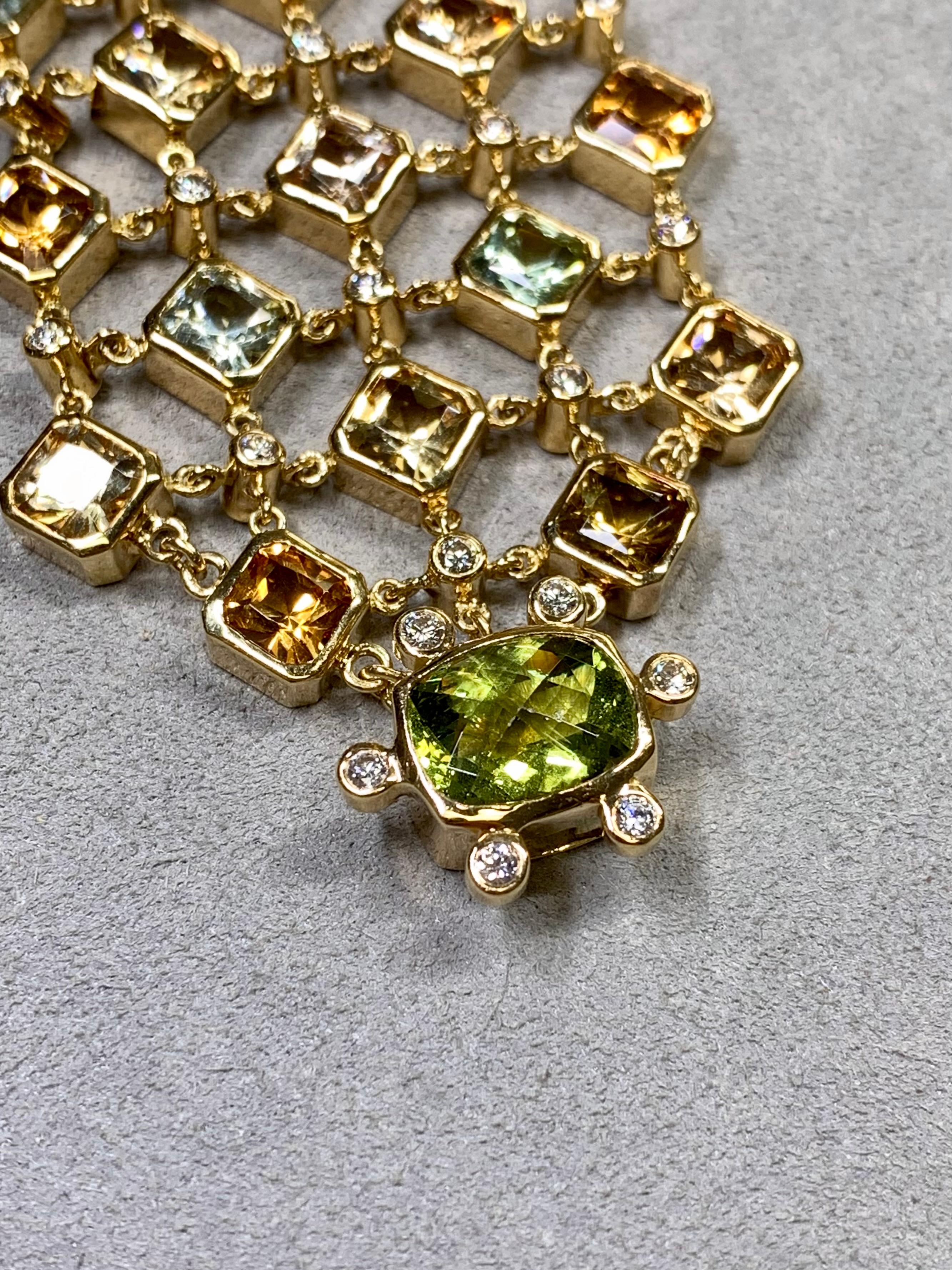 Une autre pièce incroyable de Temple St. Clair, issue de sa ligne de haute joaillerie. Réalisé en or jaune 18 carats, ce bracelet substantiel est serti d'environ 2,50ctw de diamants et de sphène pour le fermoir, ainsi que de citrine, de tourmaline
