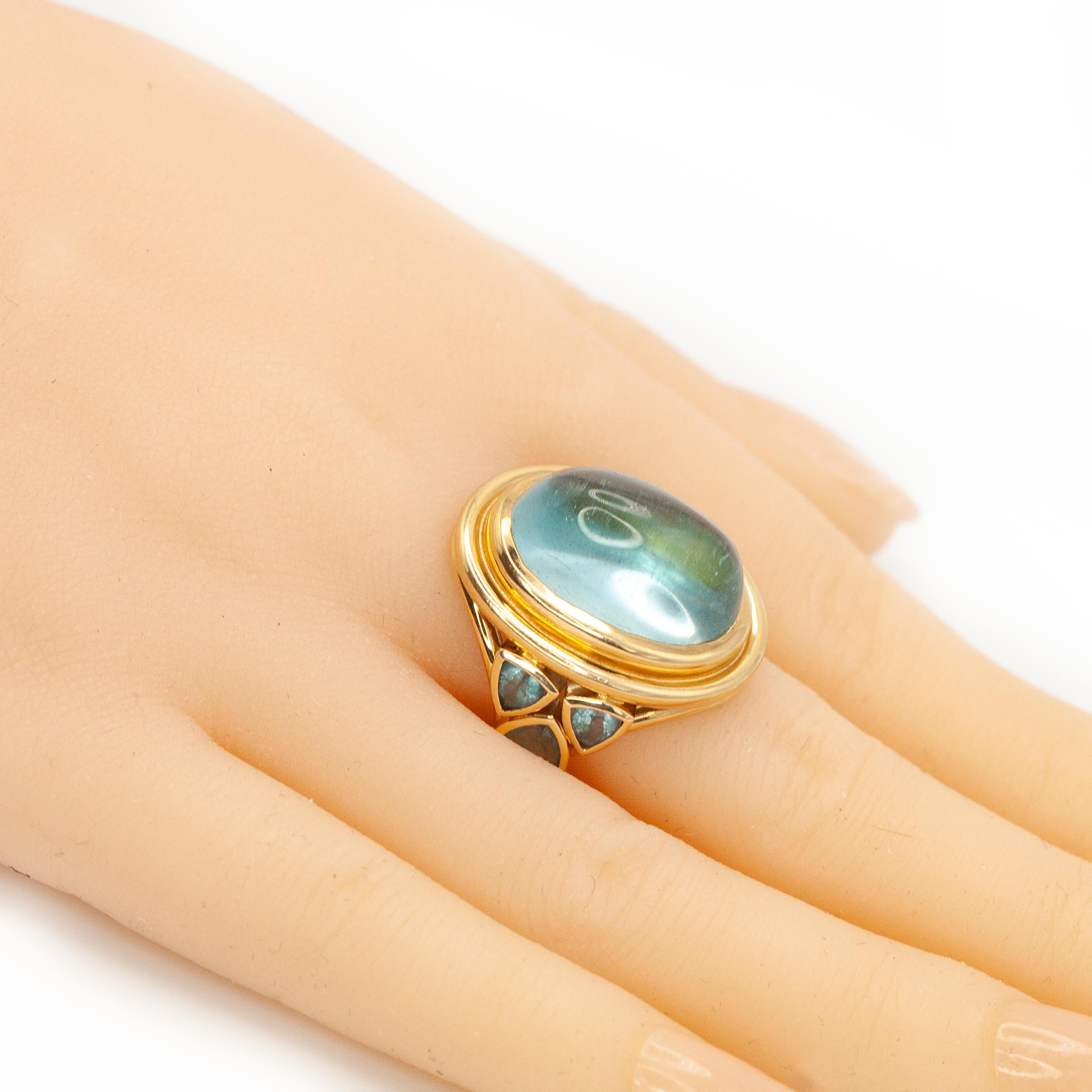 Raro anello con acquamarina di Temple St. Clair, squisitamente realizzato in ricco oro giallo 18 carati. Il design è incentrato su un'acquamarina cabochon luminosa e a cupola alta del peso di circa 19 carati, che presenta un'eccezionale limpidezza e