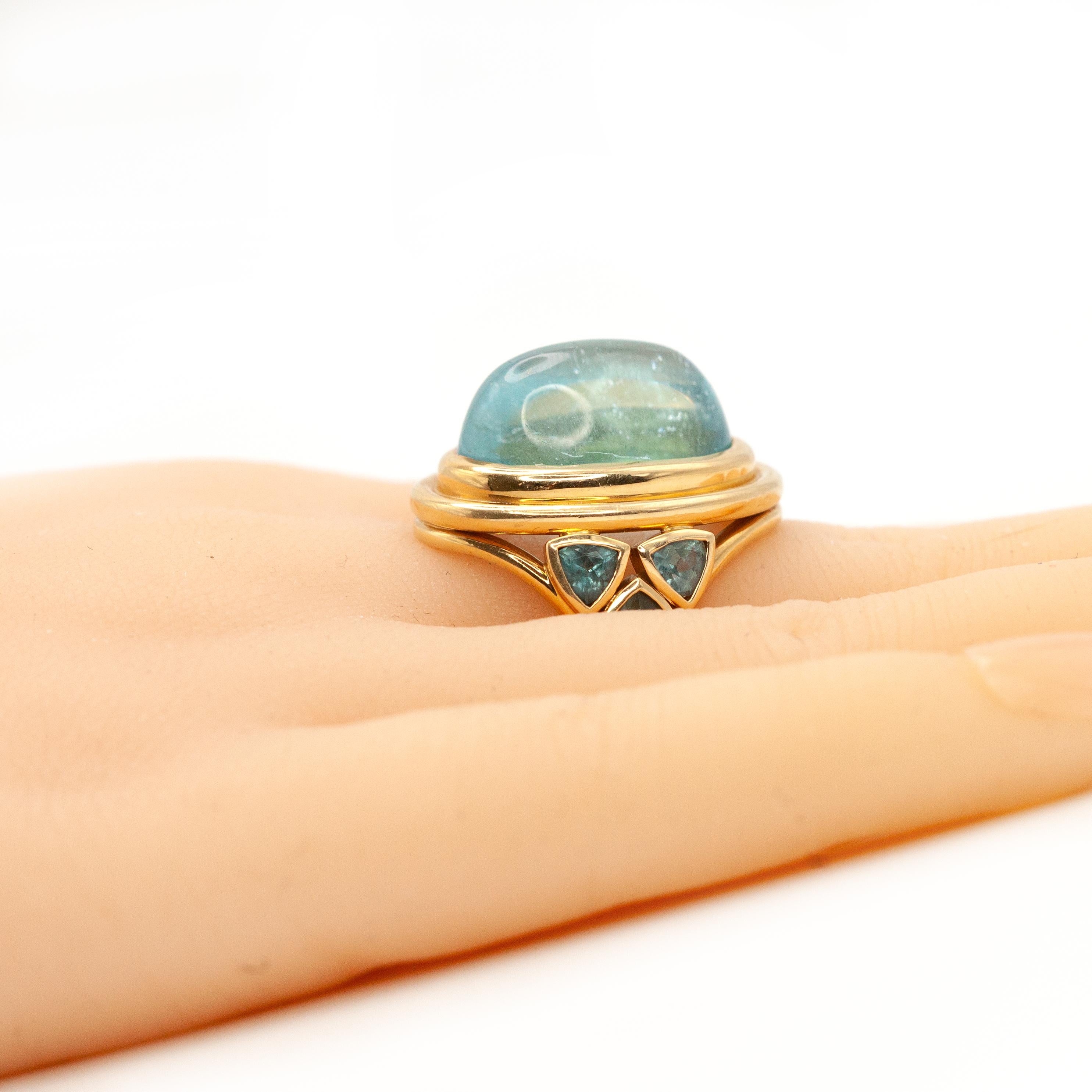 Moderno Anello con cabochon di acquamarina in oro giallo 18K Temple St. Clair in vendita