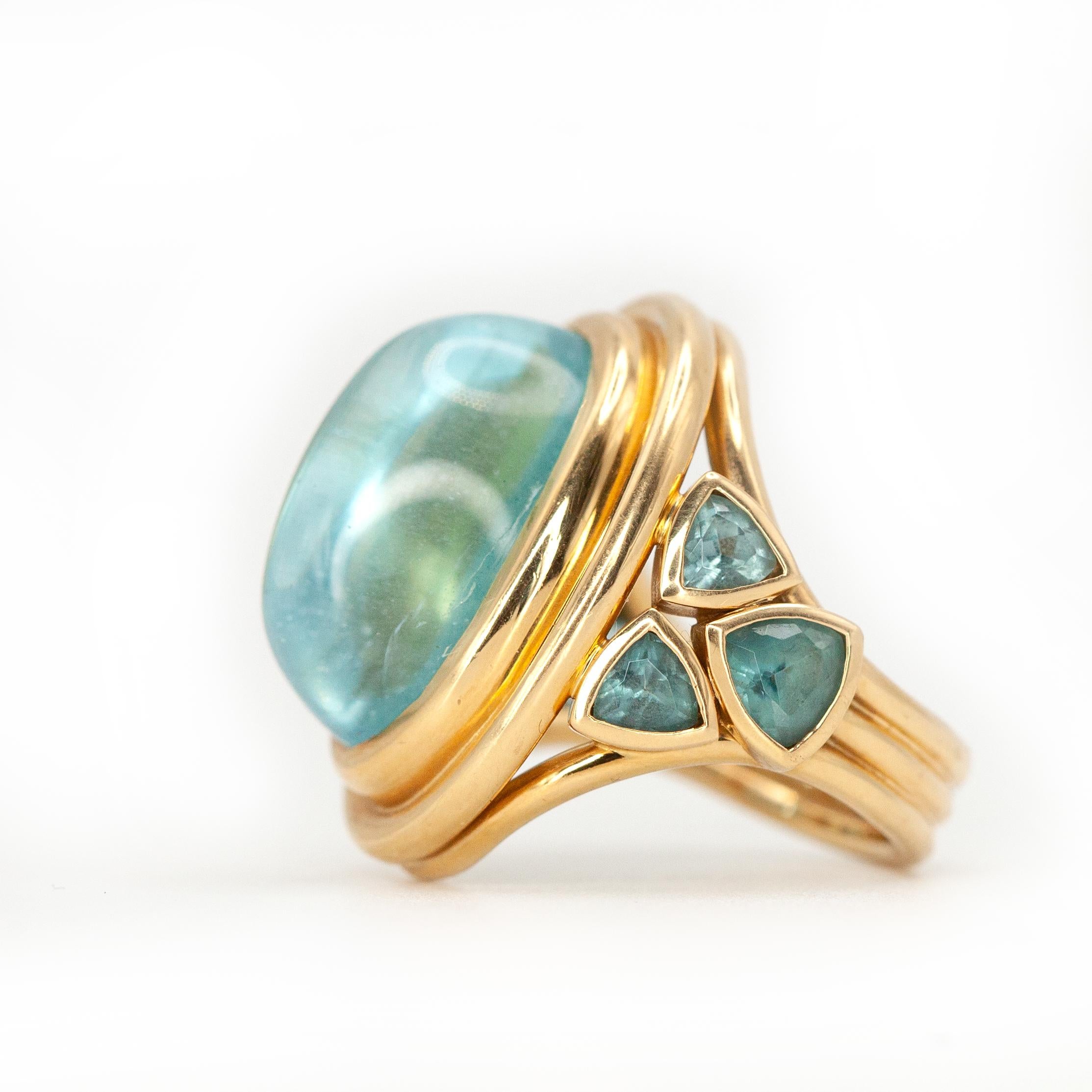 Cabochon Anello con cabochon di acquamarina in oro giallo 18K Temple St. Clair in vendita