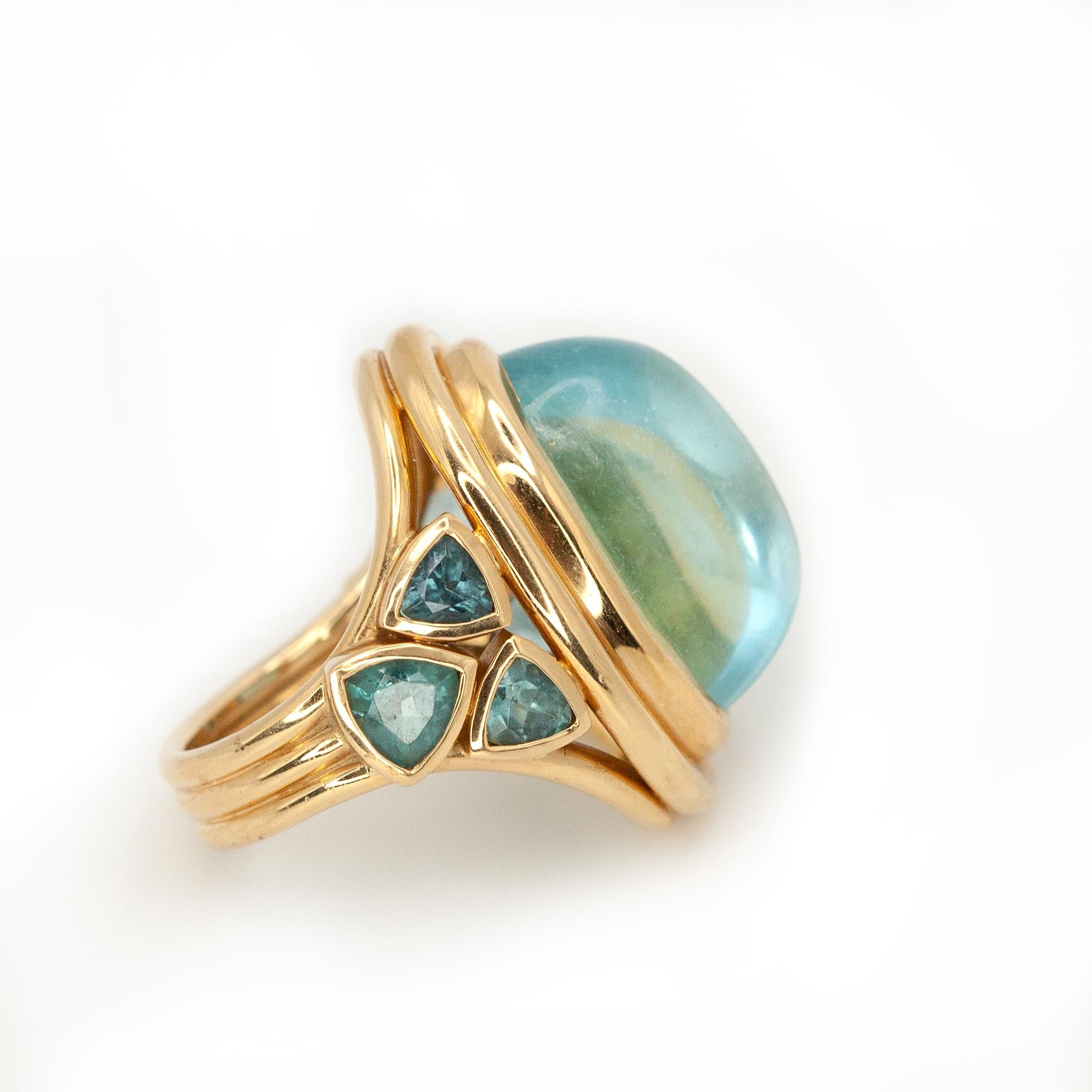 Anello con cabochon di acquamarina in oro giallo 18K Temple St. Clair In condizioni ottime in vendita a New York, NY