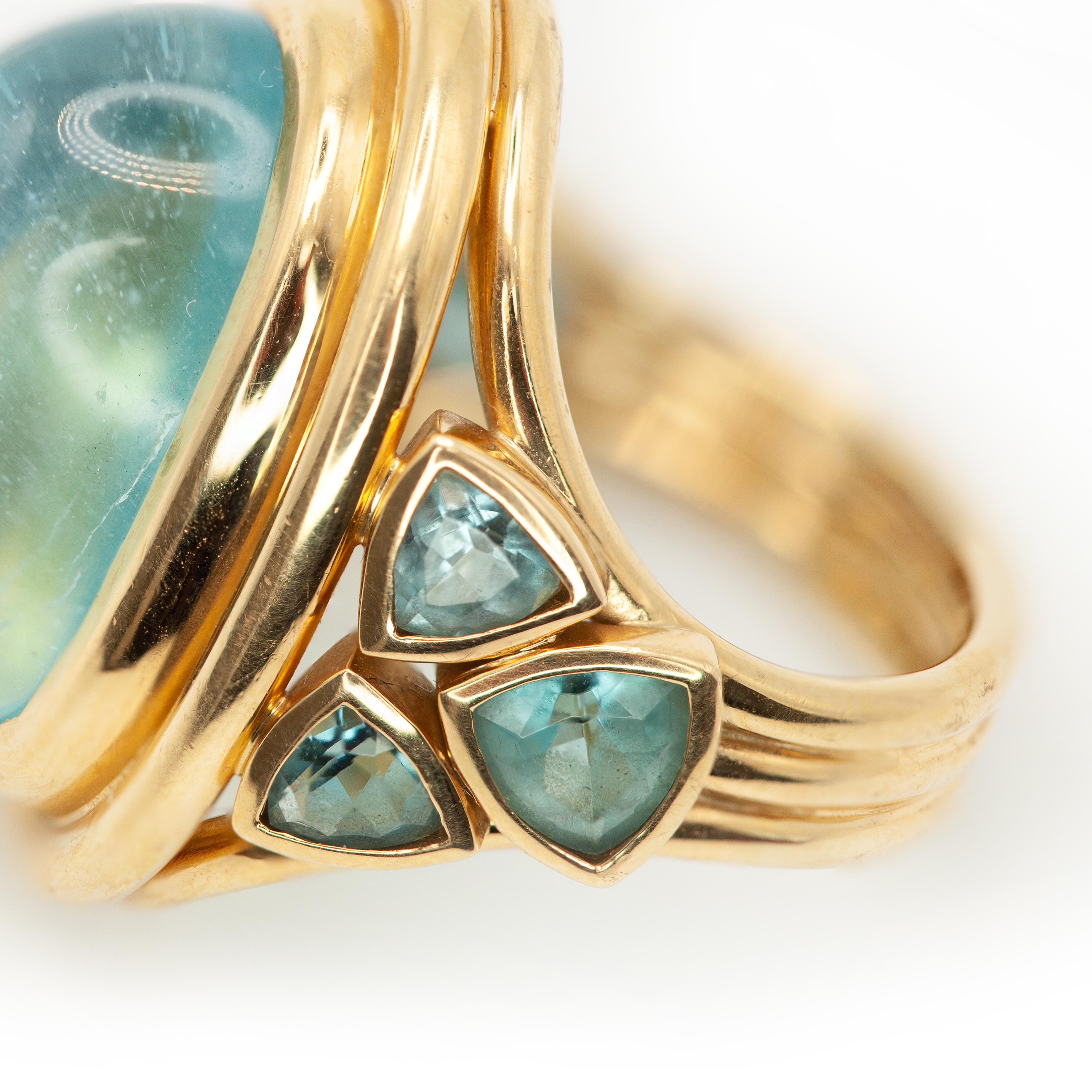 Donna Anello con cabochon di acquamarina in oro giallo 18K Temple St. Clair in vendita