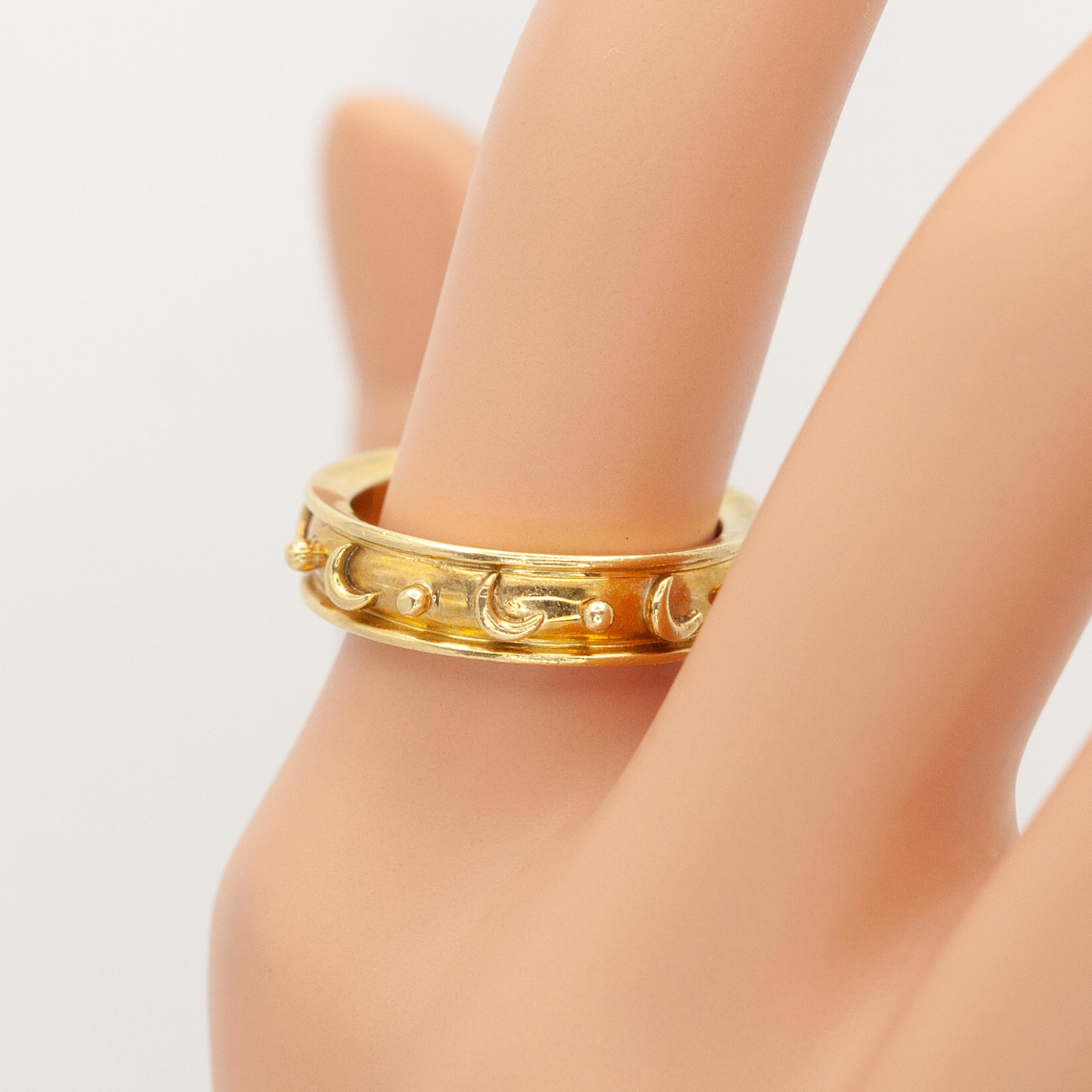 Moderno Anello a fascia con motivo celeste in oro giallo 18 carati Temple St. Clair in vendita