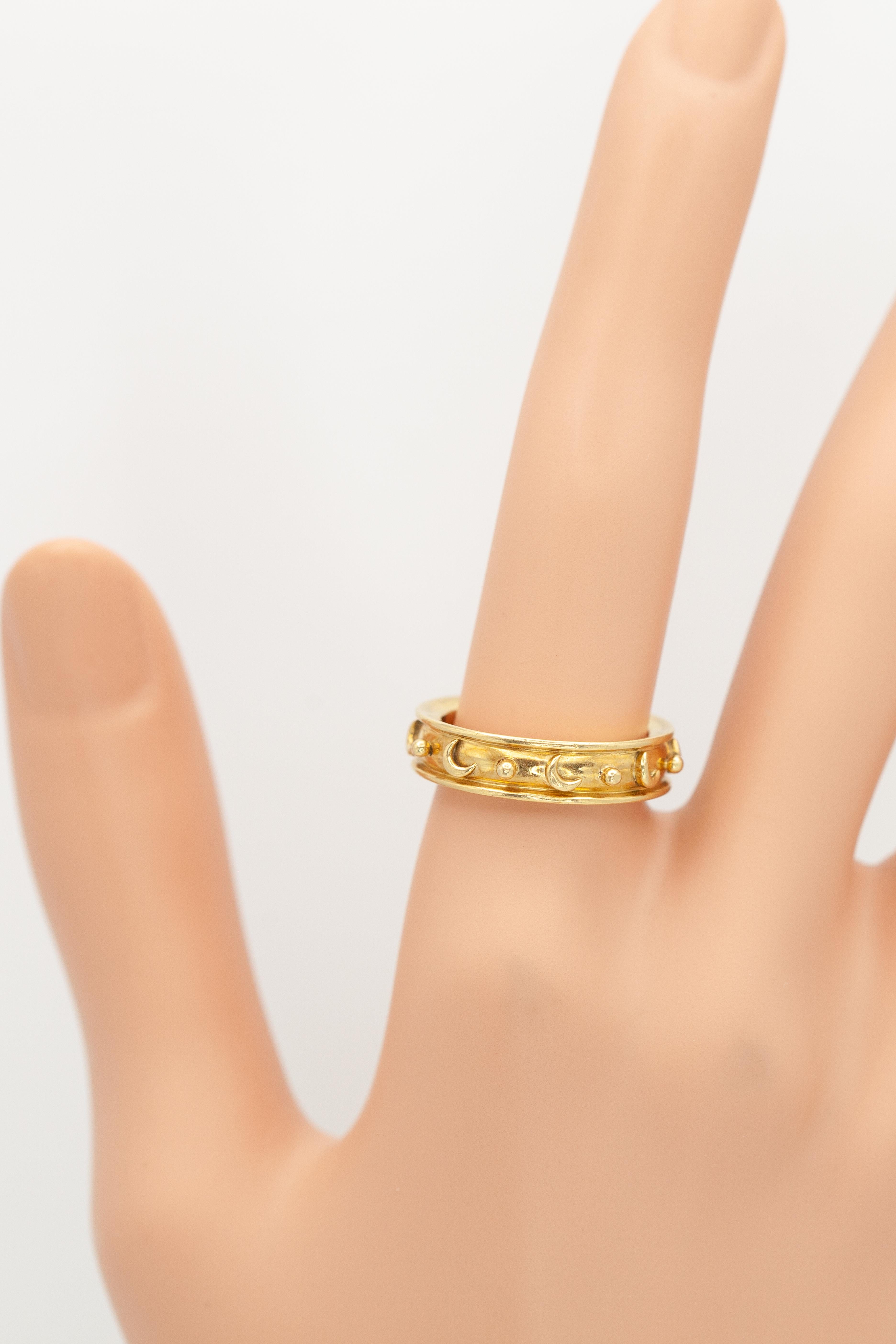 Anello a fascia con motivo celeste in oro giallo 18 carati Temple St. Clair In condizioni ottime in vendita a New York, NY