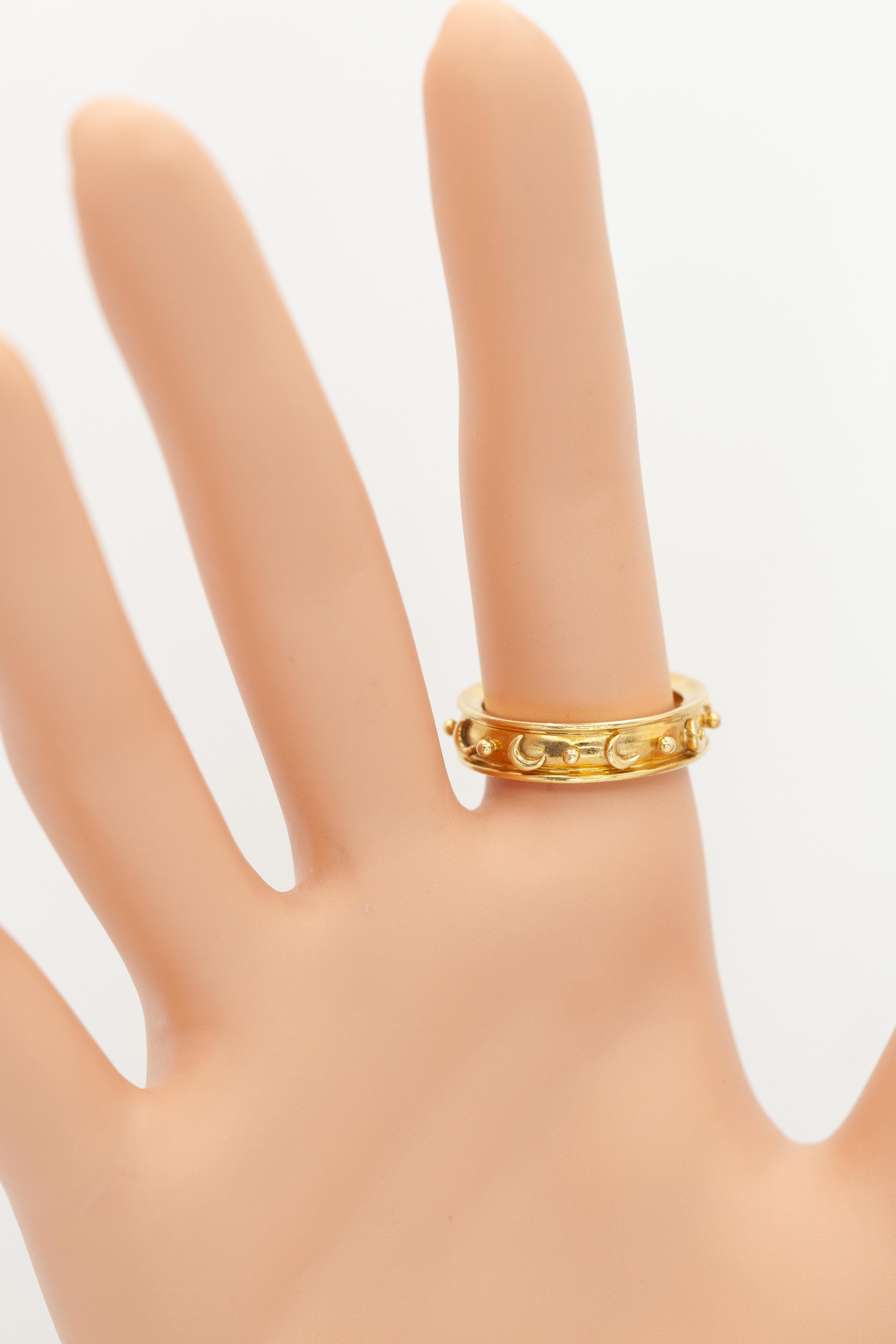 Anello a fascia con motivo celeste in oro giallo 18 carati Temple St. Clair in vendita 1