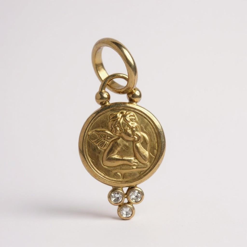 Ciondolo a forma di angelo con diamante in oro giallo 18 carati con catena Temple St. Clair in vendita 1