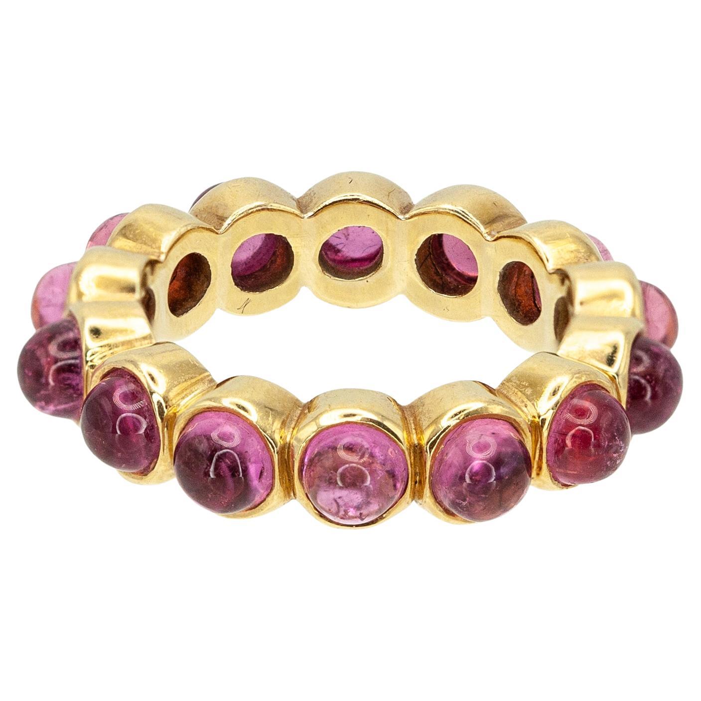 Un anneau remarquable et de collection de Collectional S, réalisé en or jaune 18 carats et serti d'un cercle continu de cabochons de tourmaline rose vif. La taille cabochon arrondie met en valeur l'éclat naturel et la profondeur vibrante des