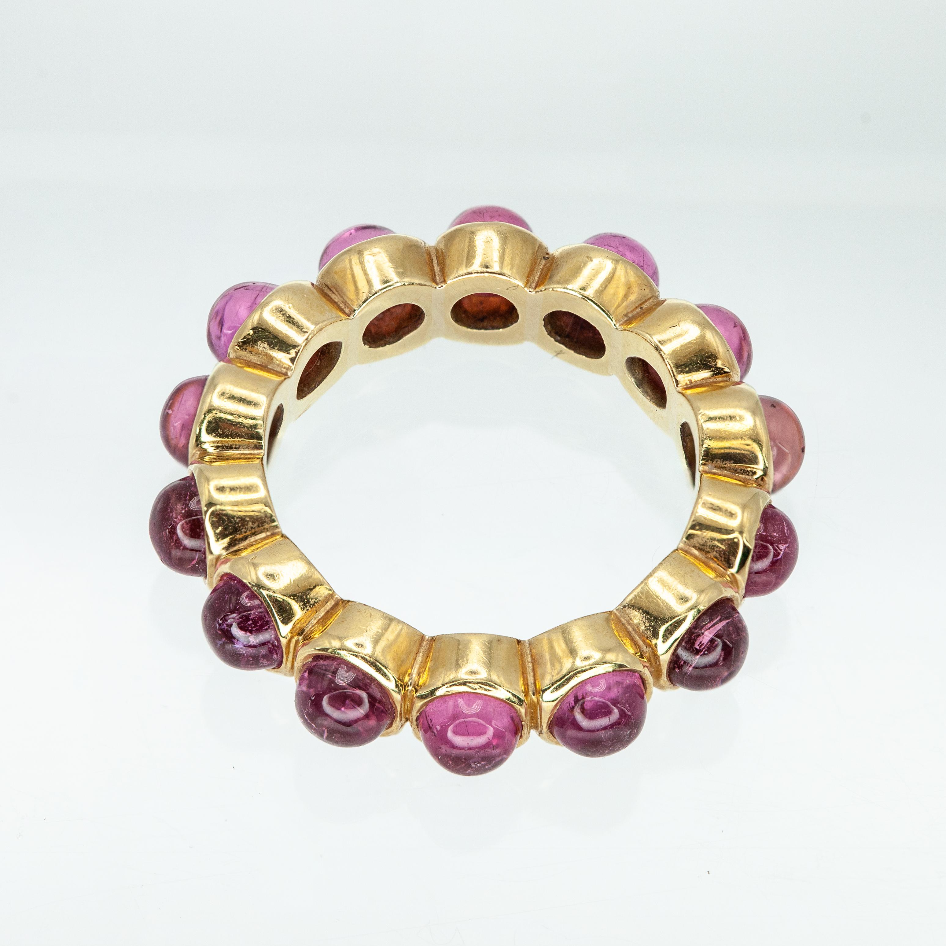 Temple St. Clair Bracelet éternel en or jaune 18 carats avec cabochon de tourmaline rose en vente 1