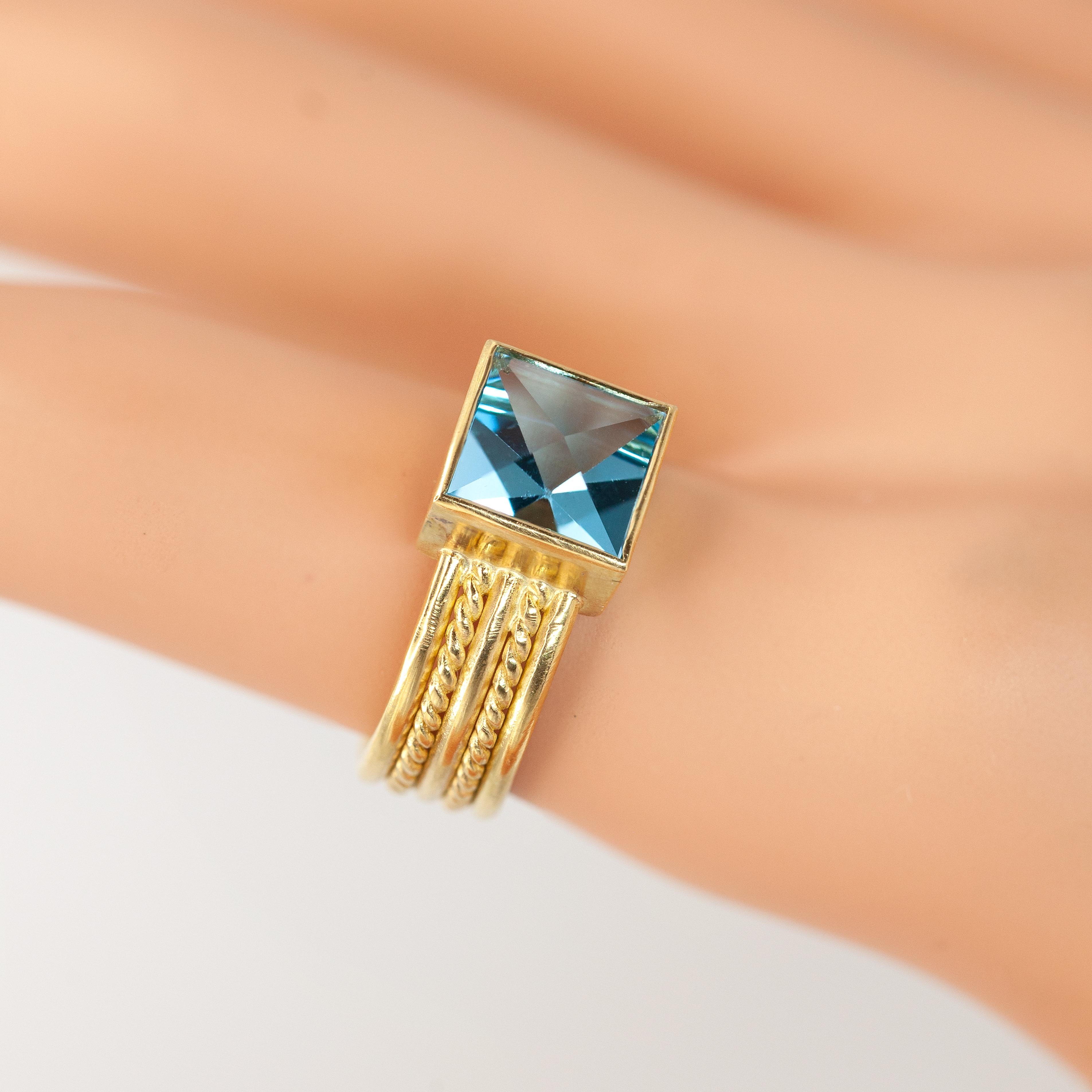 Italia Temple St. Clair Anillo de oro amarillo de 18 quilates con topacio en forma de pirámide invertida engastado en bisel

Talla del anillo: US 5.75

Peso aproximado: 7,8 gramos

Medidas aproximadas:
Topacio - 8mm x 8mm
Ancho de banda - 6,9