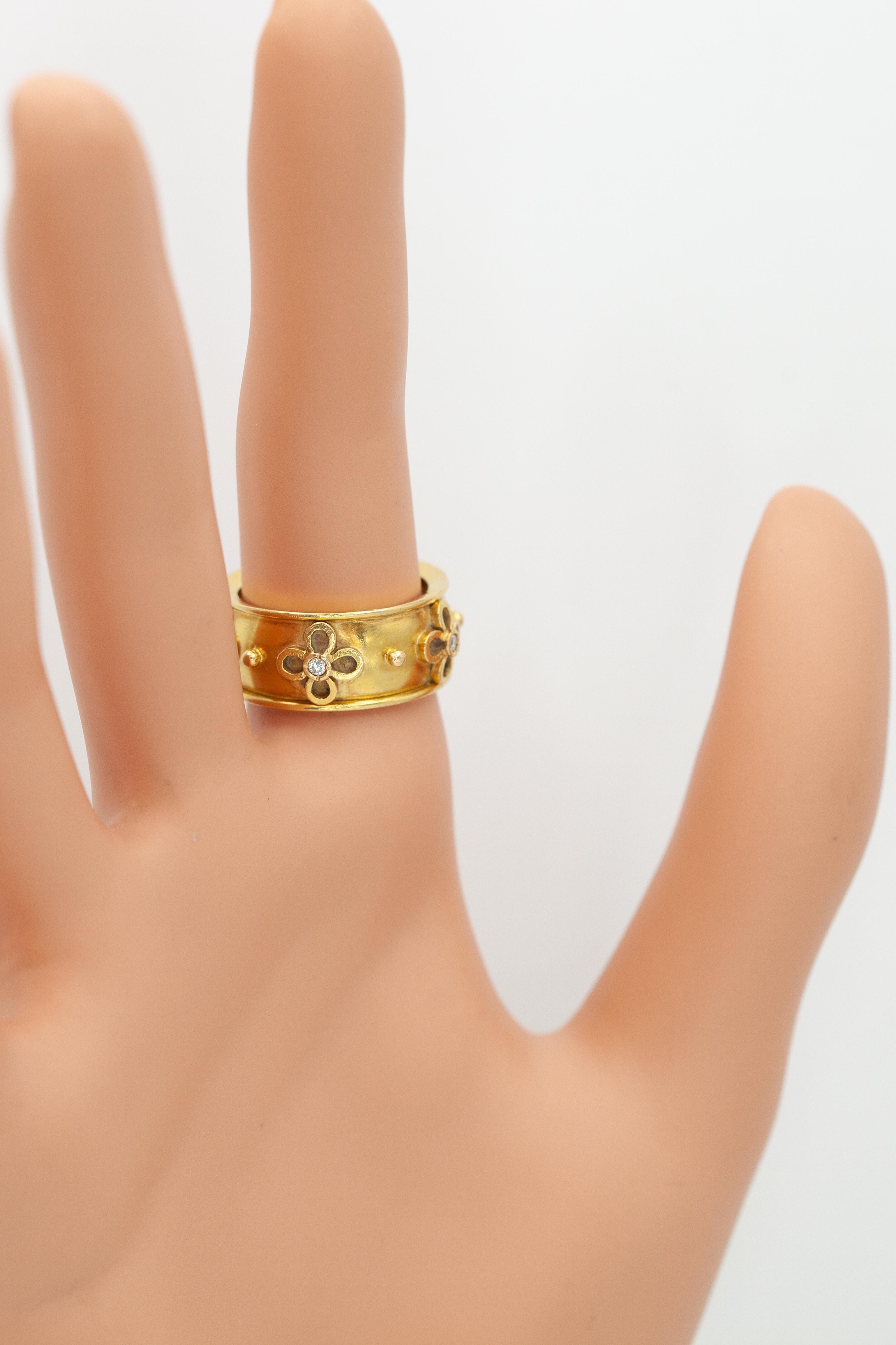 Anello a fascia con fiore di diamante Temple St. Clair in oro giallo 18 carati in vendita 4