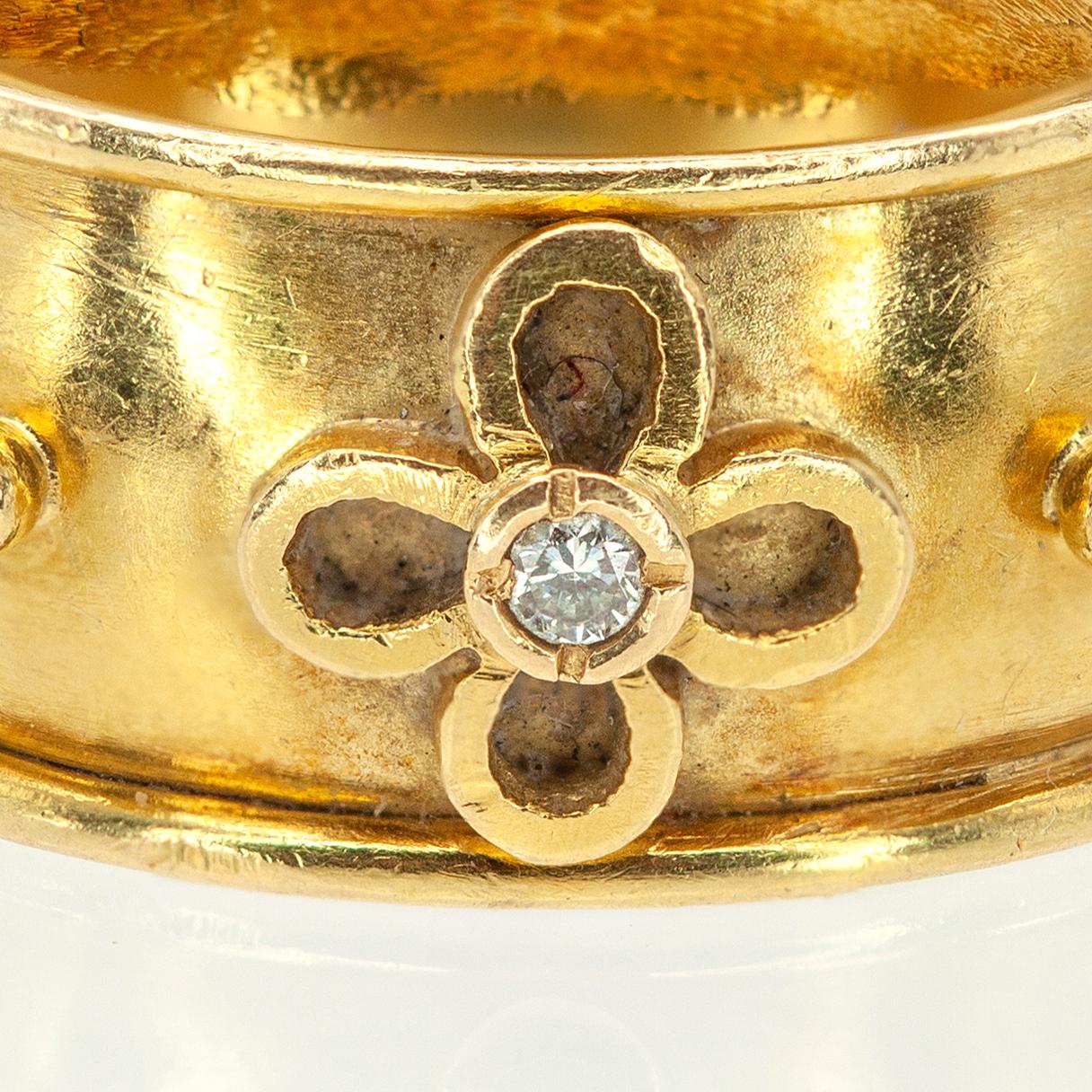 Moderno Anello a fascia con fiore di diamante Temple St. Clair in oro giallo 18 carati in vendita
