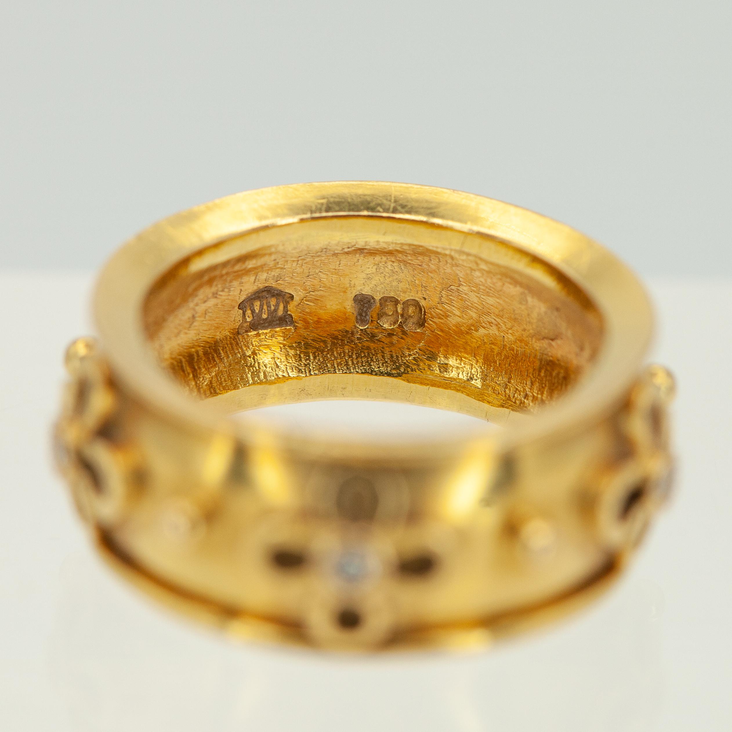 Taglio brillante Anello a fascia con fiore di diamante Temple St. Clair in oro giallo 18 carati in vendita