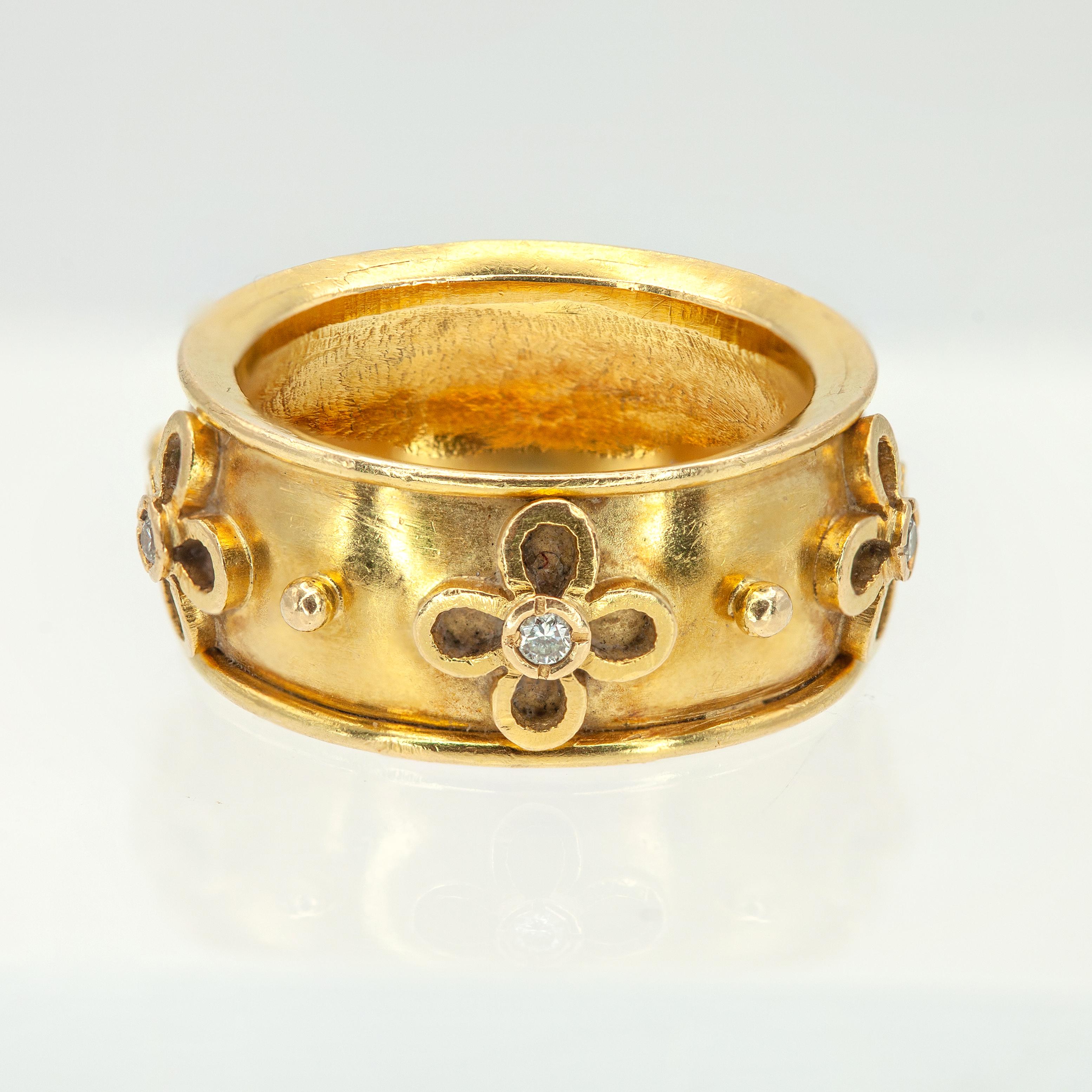 Anello a fascia con fiore di diamante Temple St. Clair in oro giallo 18 carati in vendita 1