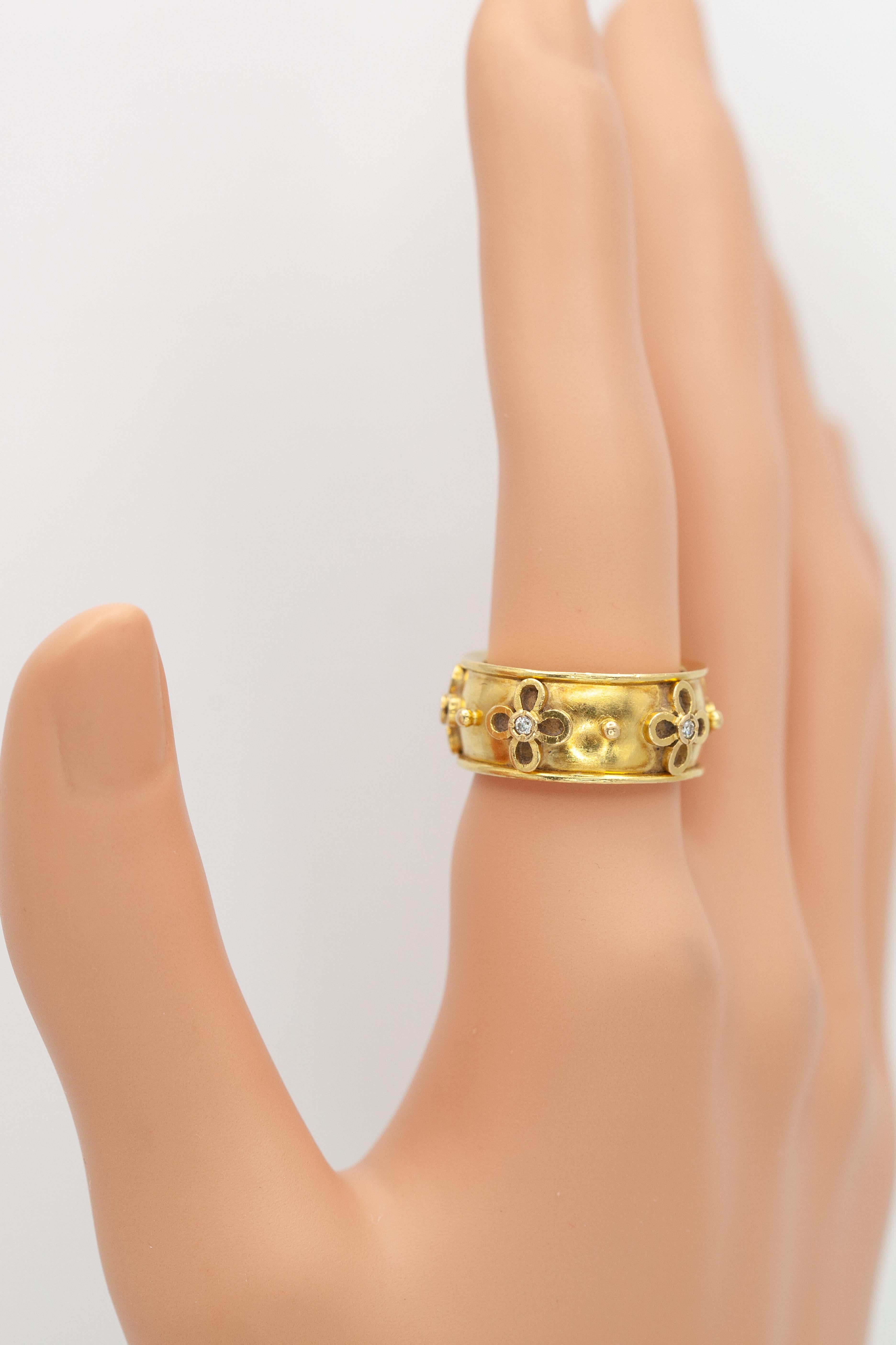 Anello a fascia con fiore di diamante Temple St. Clair in oro giallo 18 carati in vendita 3