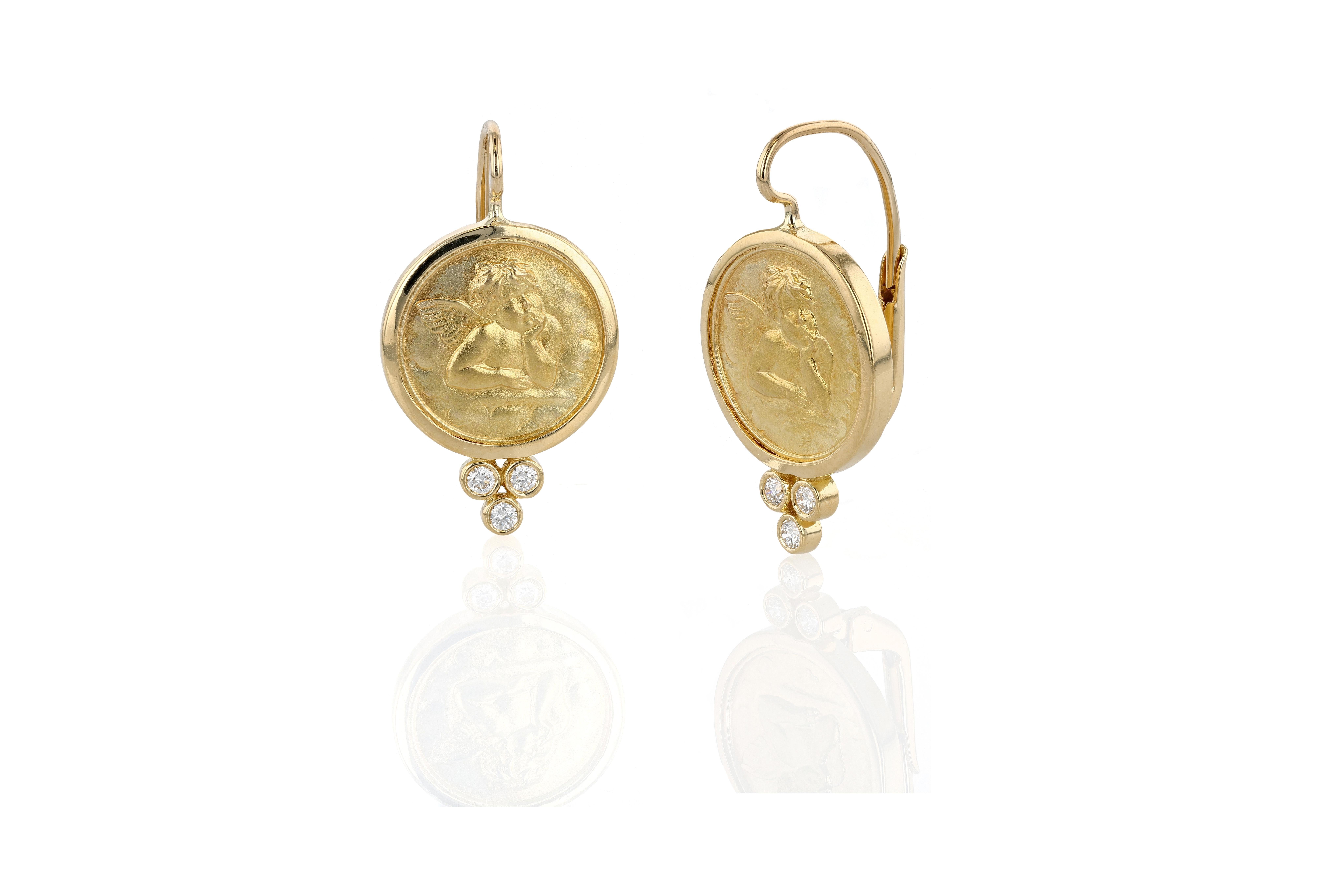 Diese goldenen Ohrringe sind ein begehrtes Design des zeitgenössischen Designers Temple St. Clair. Sie zeigen Putten in nachdenklichen Posen in satiniertem, gehämmertem Gold, die Umrandung der Porträts ist hochglanzpoliert. Die Unterseiten der