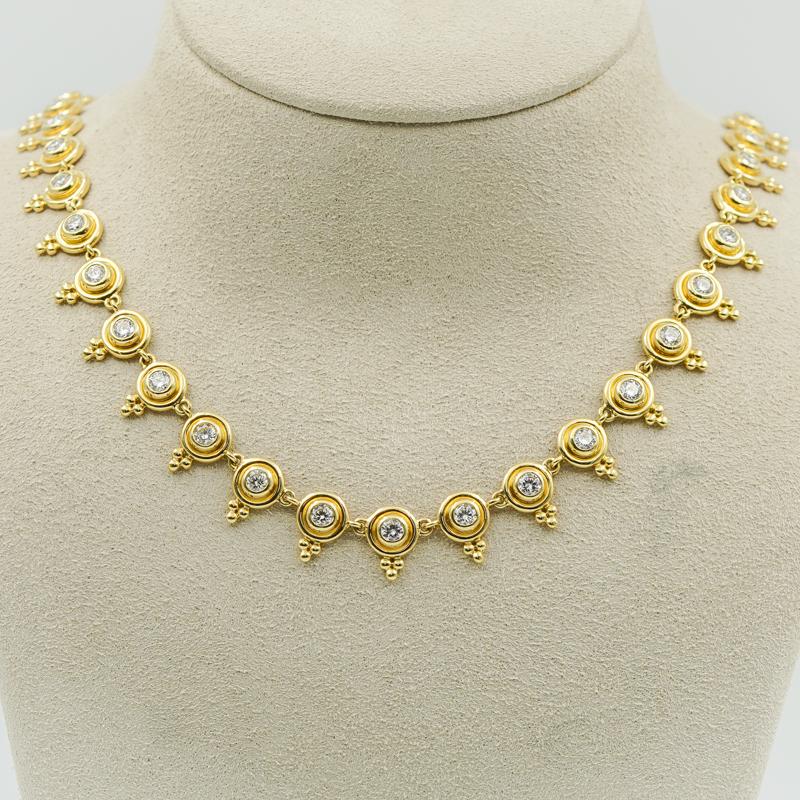 Die 18K Classic Diamond Temple Necklace von Temple St. Claire besteht aus einer Reihe fachmännisch gearbeiteter Diamanten, die in das charakteristische Gelbgold von Temple Saint Claire gefasst sind. Sie zeigt das kultige Trio-Motiv der Marke und ist