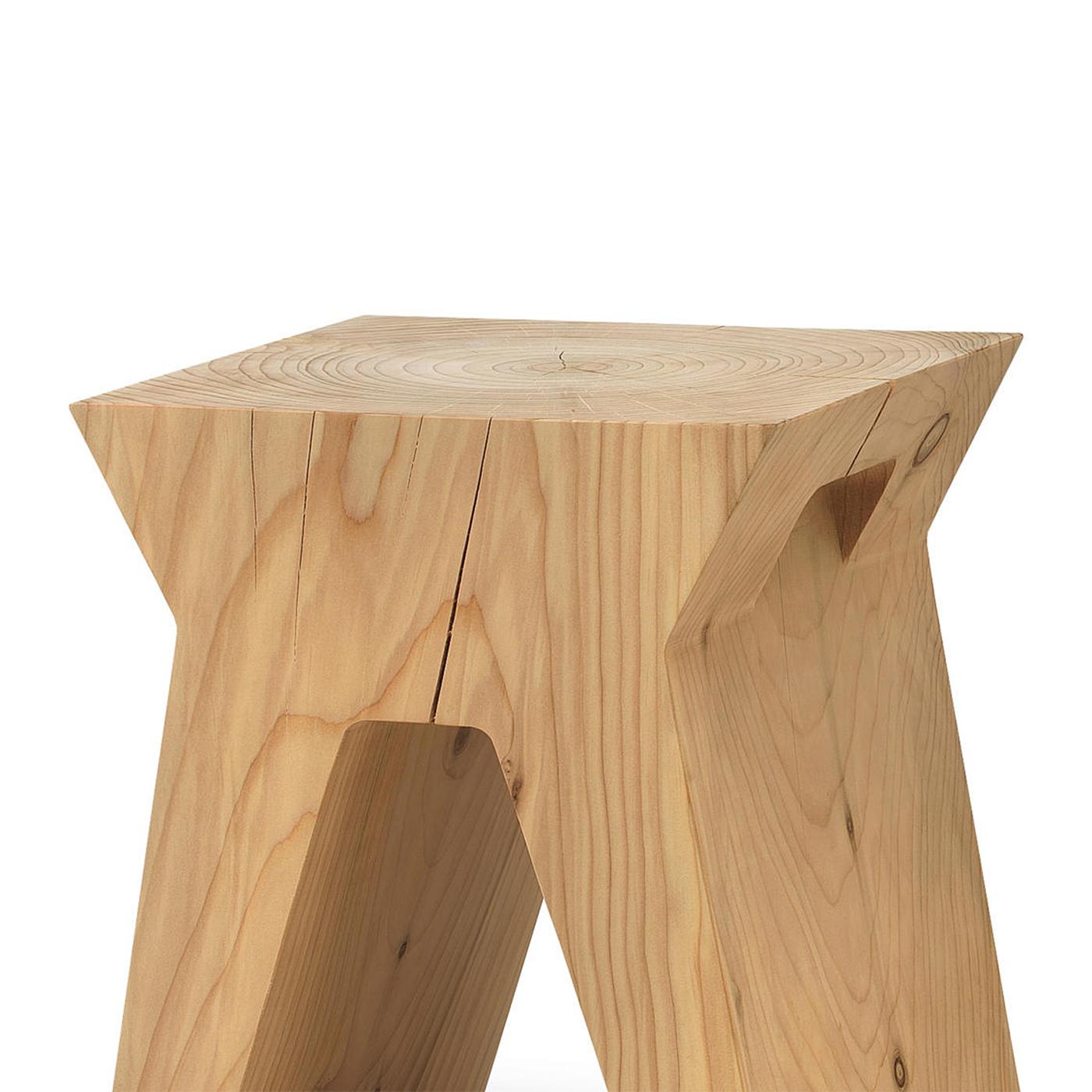 Stool temple made in a block of natural
solid cedar trunk. Treated with wax with natural
pine extracts.
Solid cedar wood include movement, 
cracks and changes in wood conditions, 
this is the essential characteristic of natural 
solid cedar wood due