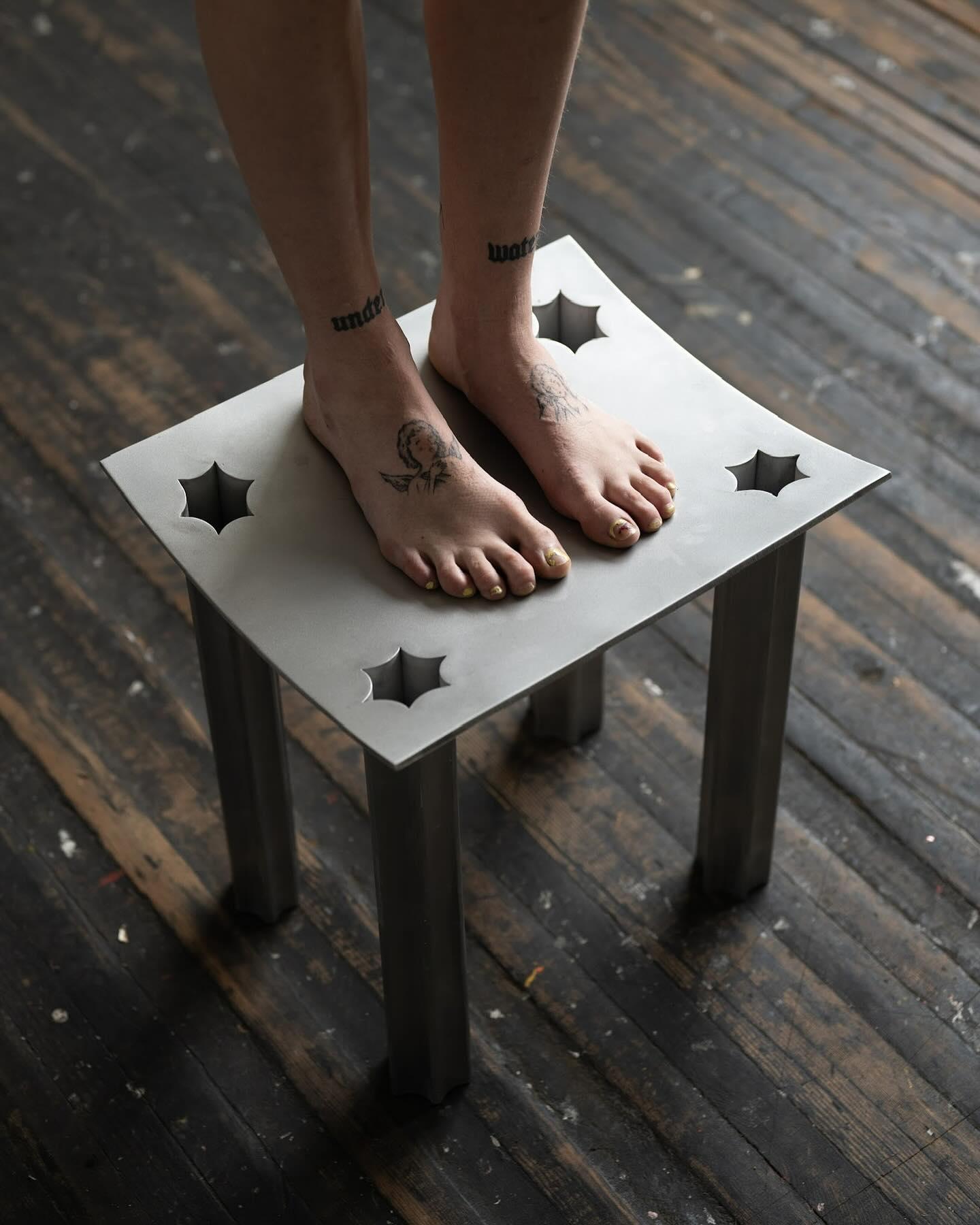 Americano Sgabello Temple in alluminio di Asher Gillman in vendita