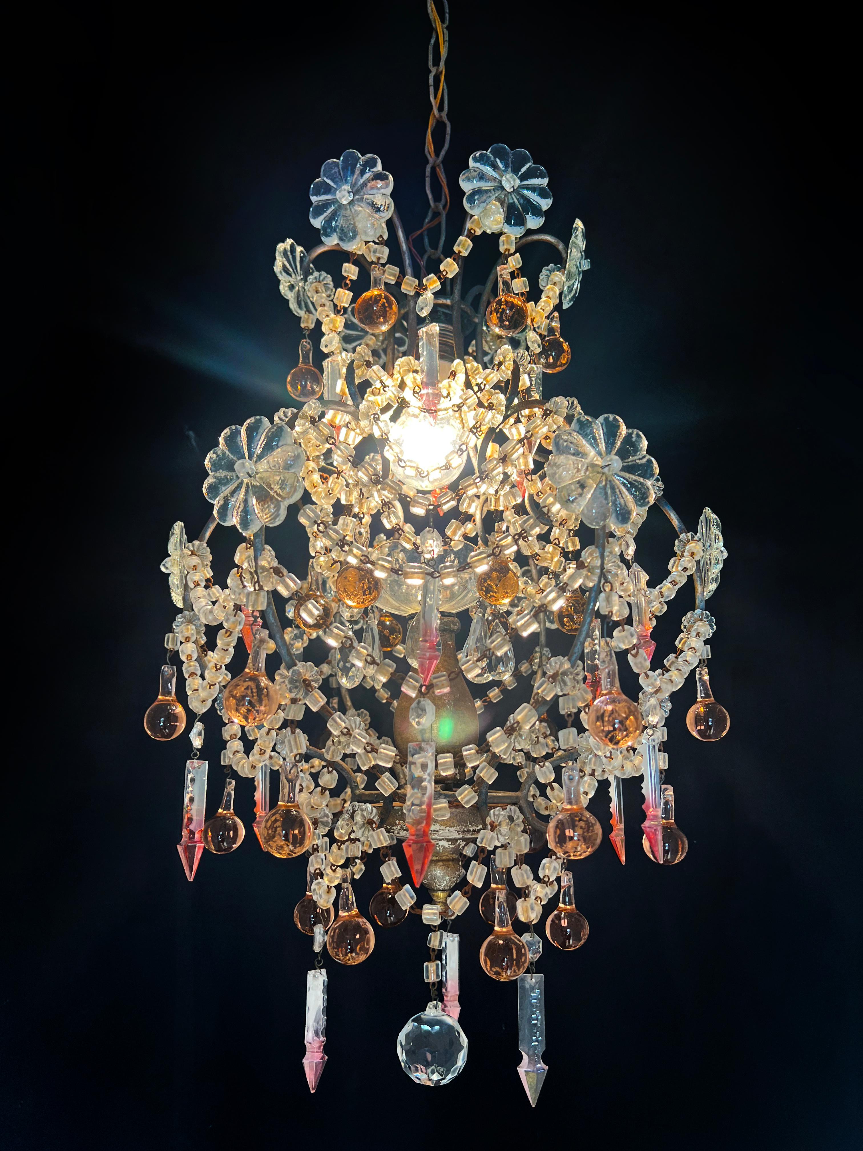 Fascinating Murano chandelier inspired by the divine Shirley Temple.
Height 107 cm, diameter 38 cm, height without chain 64 cm. One light E27
