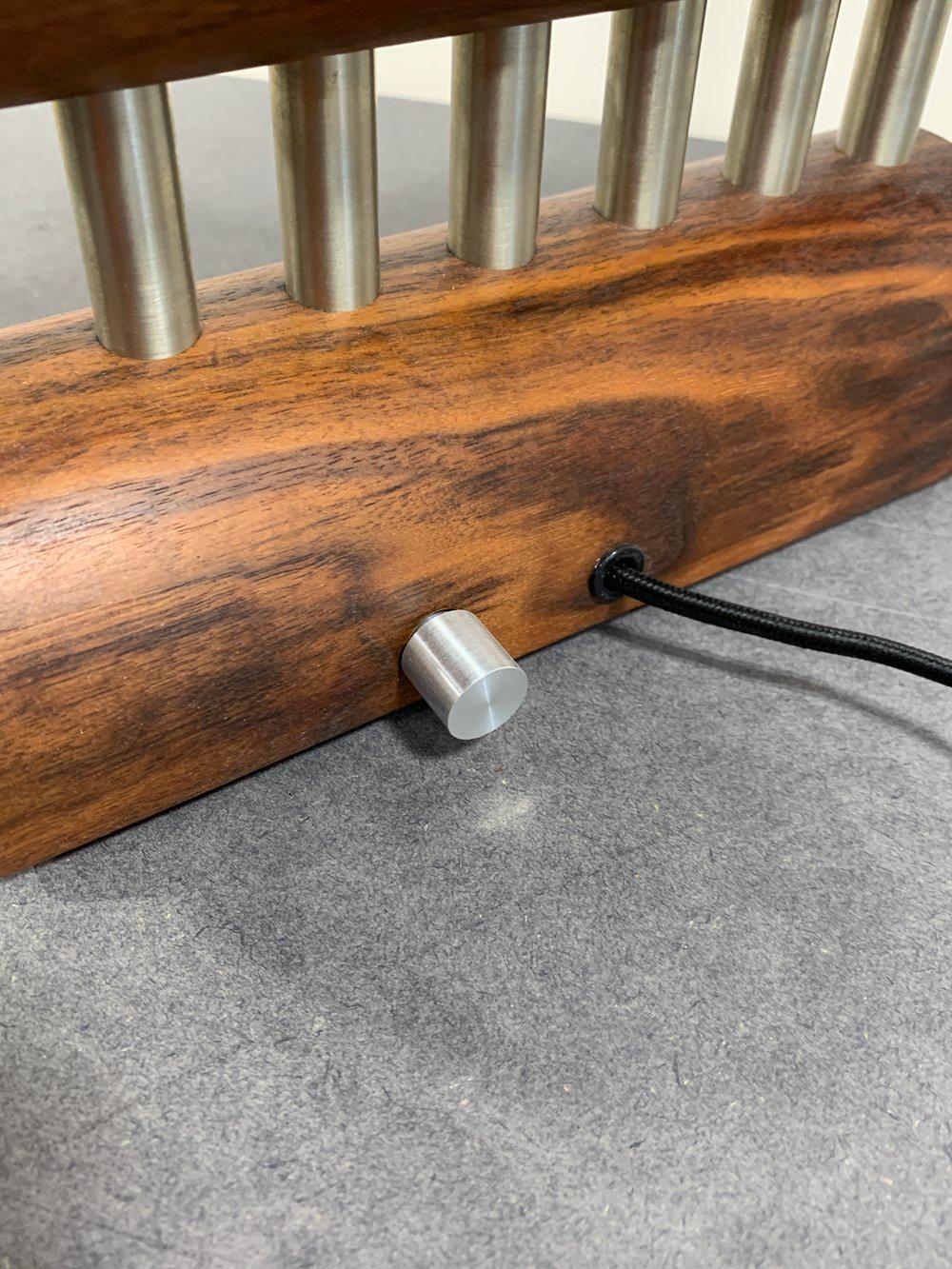 Évoquant les candélabres rituels du passé, la lampe de table Templo adopte une certaine austérité tout en restant ludique et curieuse. Ampoules E12 120V. Variateur de lumière à l'arrière de la lampe.
