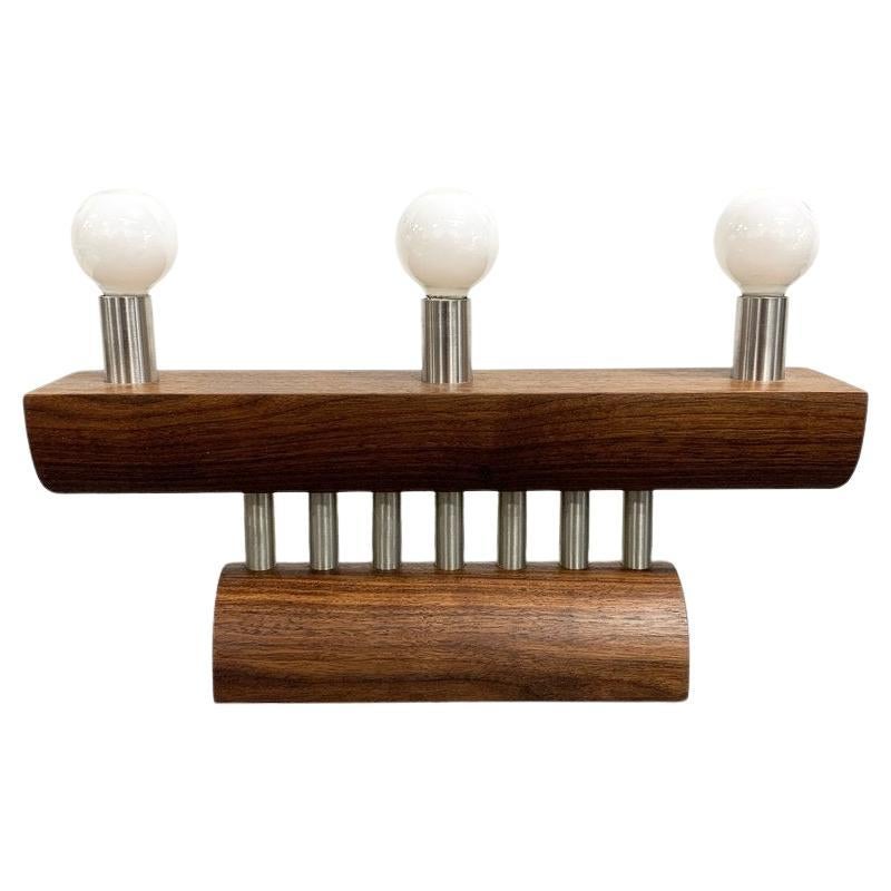 Lampada Templo - Lampada da tavolo moderna di Memphis fatta a mano in noce e acciaio inossidabile