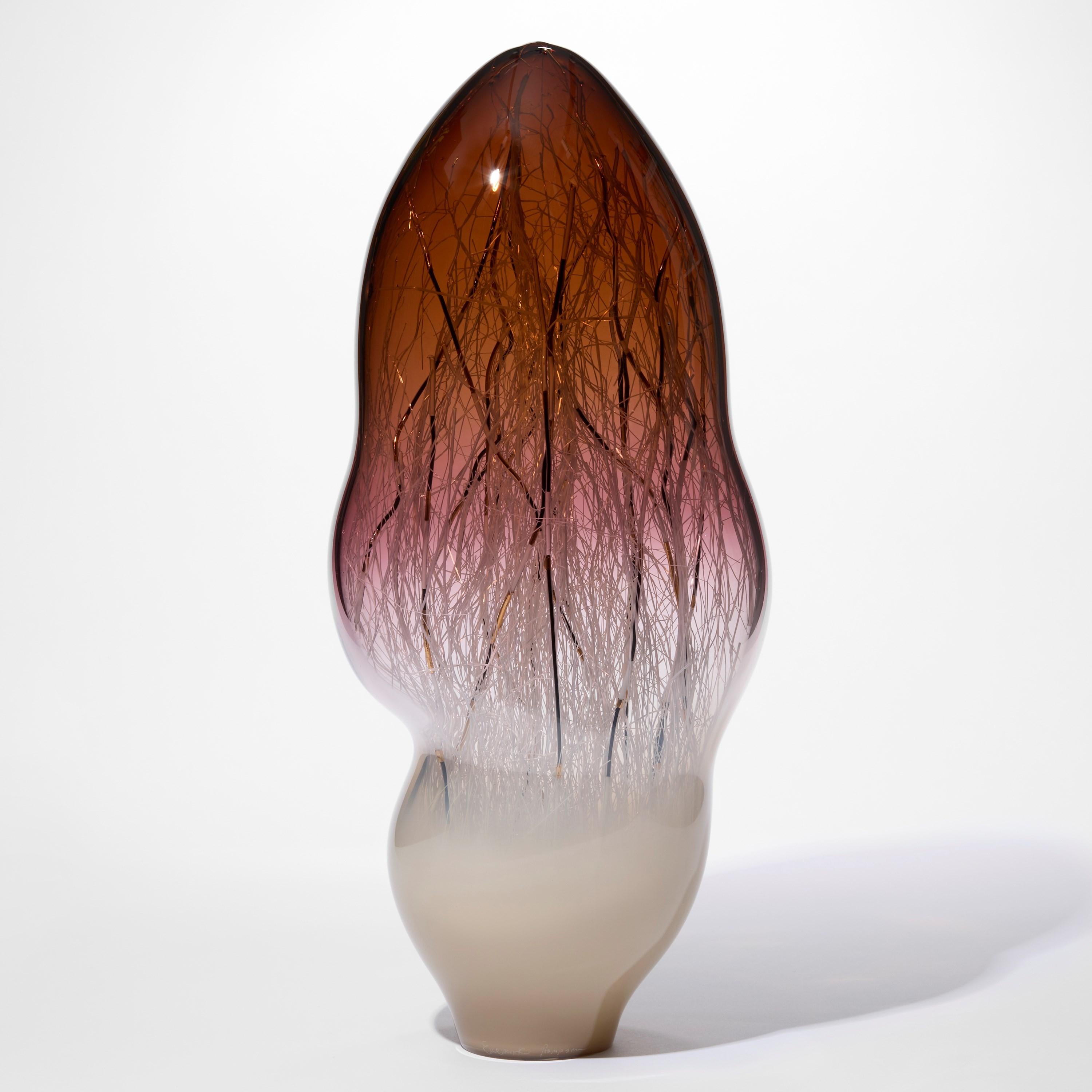 Organico moderno Tempo Adagio, una scultura in vetro marrone/melanzana e visone di Enemark & Thompson in vendita