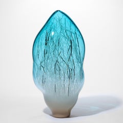 Tempo Allegro, une sculpture en verre aigue-marine soufflé à la main d'Enemark & Thompson