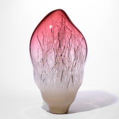 Tempo Andante, une sculpture en verre soufflé à la main rose et vison de  Enemark & Thompson