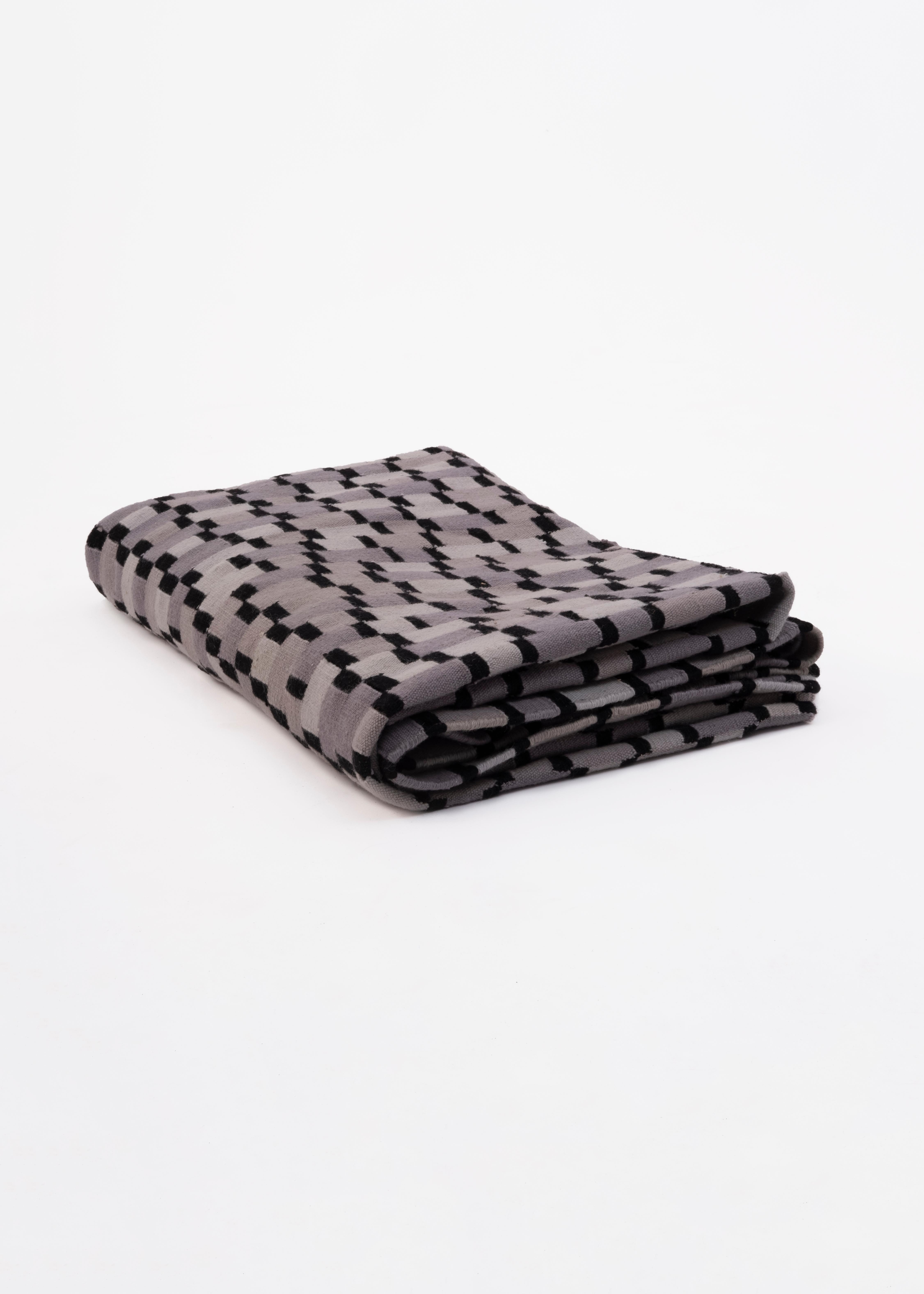 Tempo Cinque - Grau - Design Sommer Kelim Teppich Wolle Baumwolle Teppich handgewebt flach (21. Jahrhundert und zeitgenössisch) im Angebot