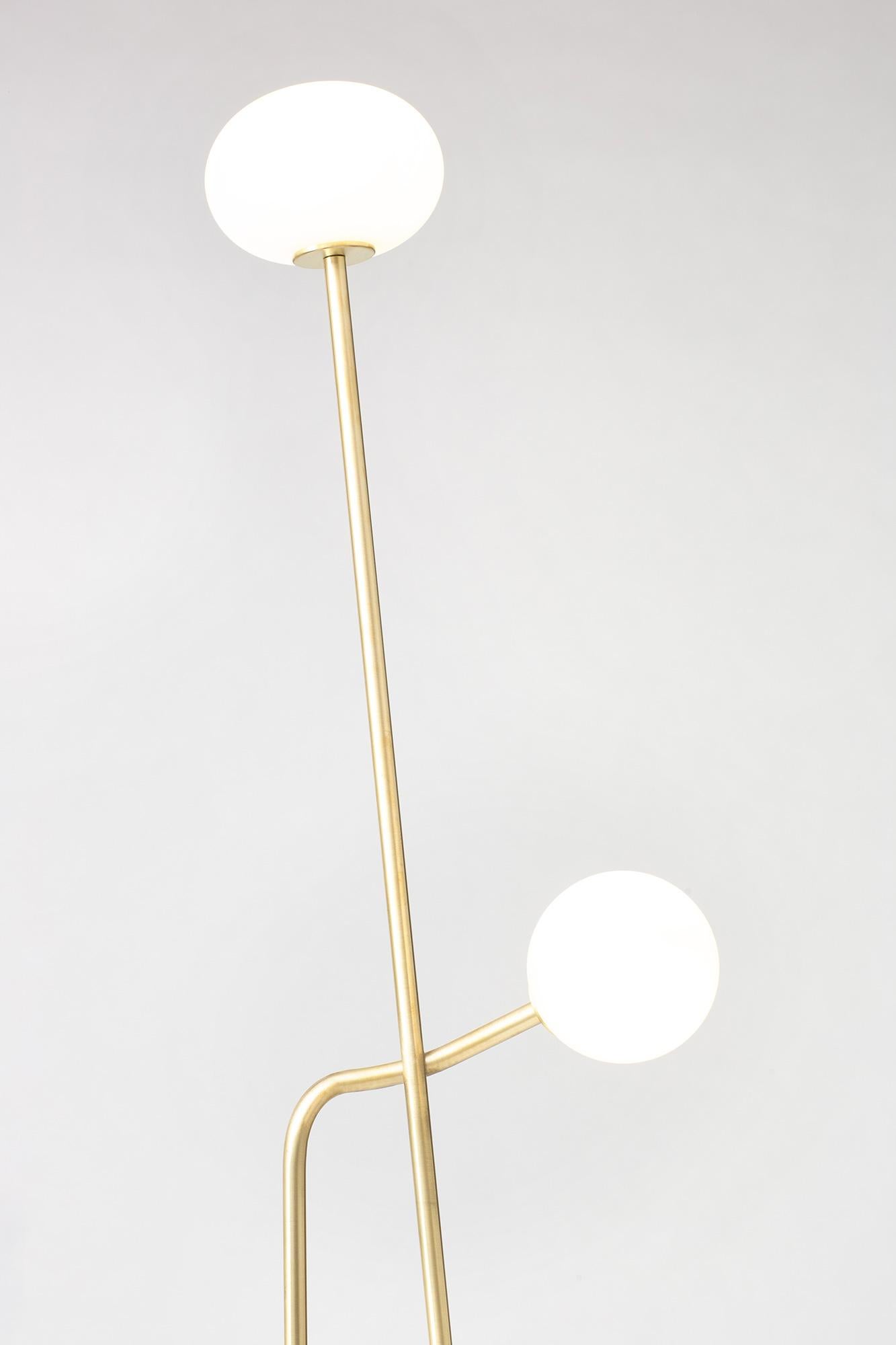 XXIe siècle et contemporain Lampadaire Tempo en laiton noirci ou brut avec opale blanc sablé, soufflé à la main en vente