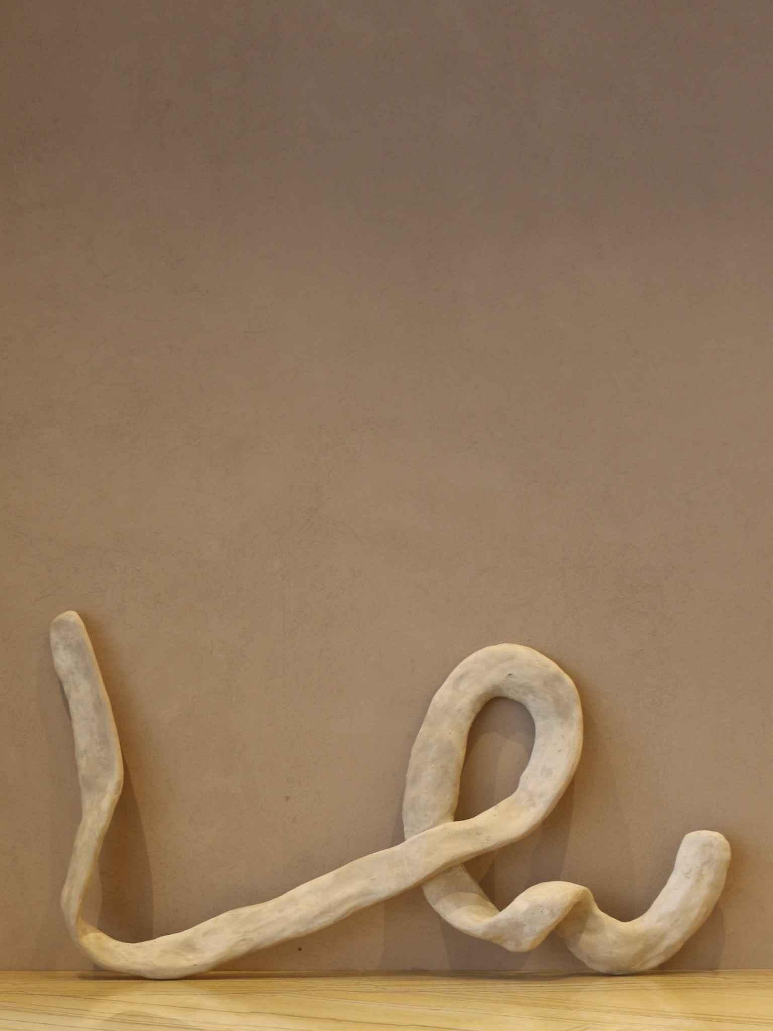 Each piece in the ‘tempo’ series reflects the unique nuances of movement through its distinctive twists, twirls, and bends, evoking the momentary impression left by a passing body in motion. With an earthy color palette and delicate hand-painted