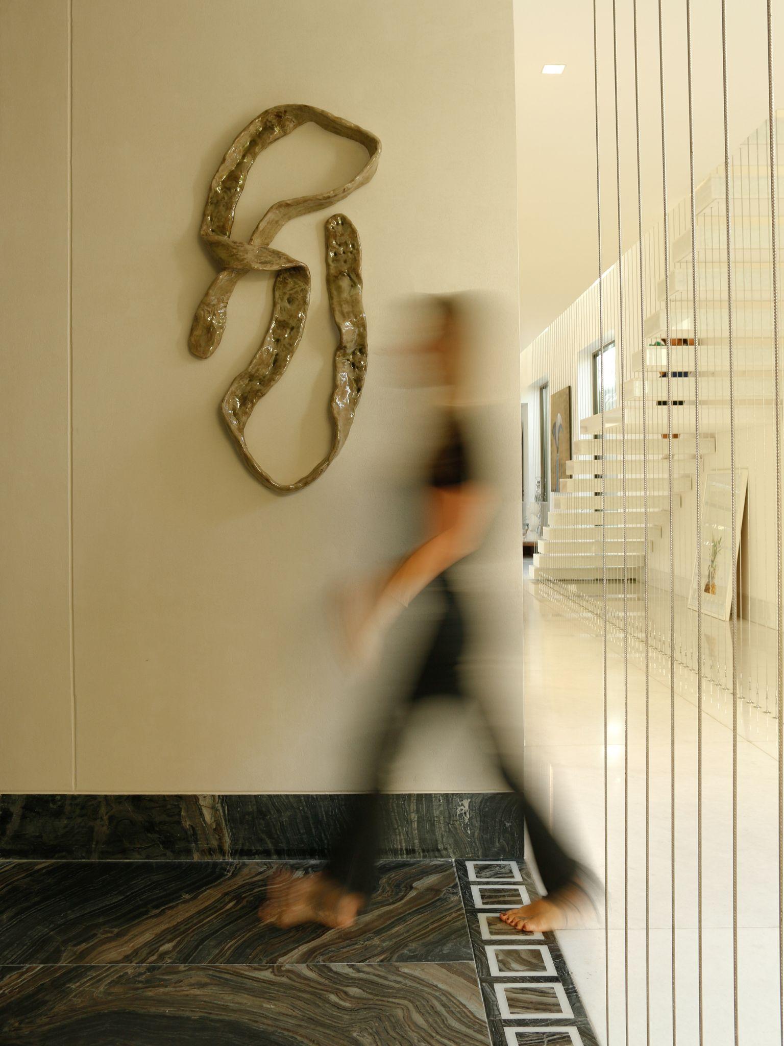 Each piece in the ‘tempo’ series reflects the unique nuances of movement through its distinctive twists, twirls, and bends, evoking the momentary impression left by a passing body in motion. With an earthy color palette and delicate hand-painted