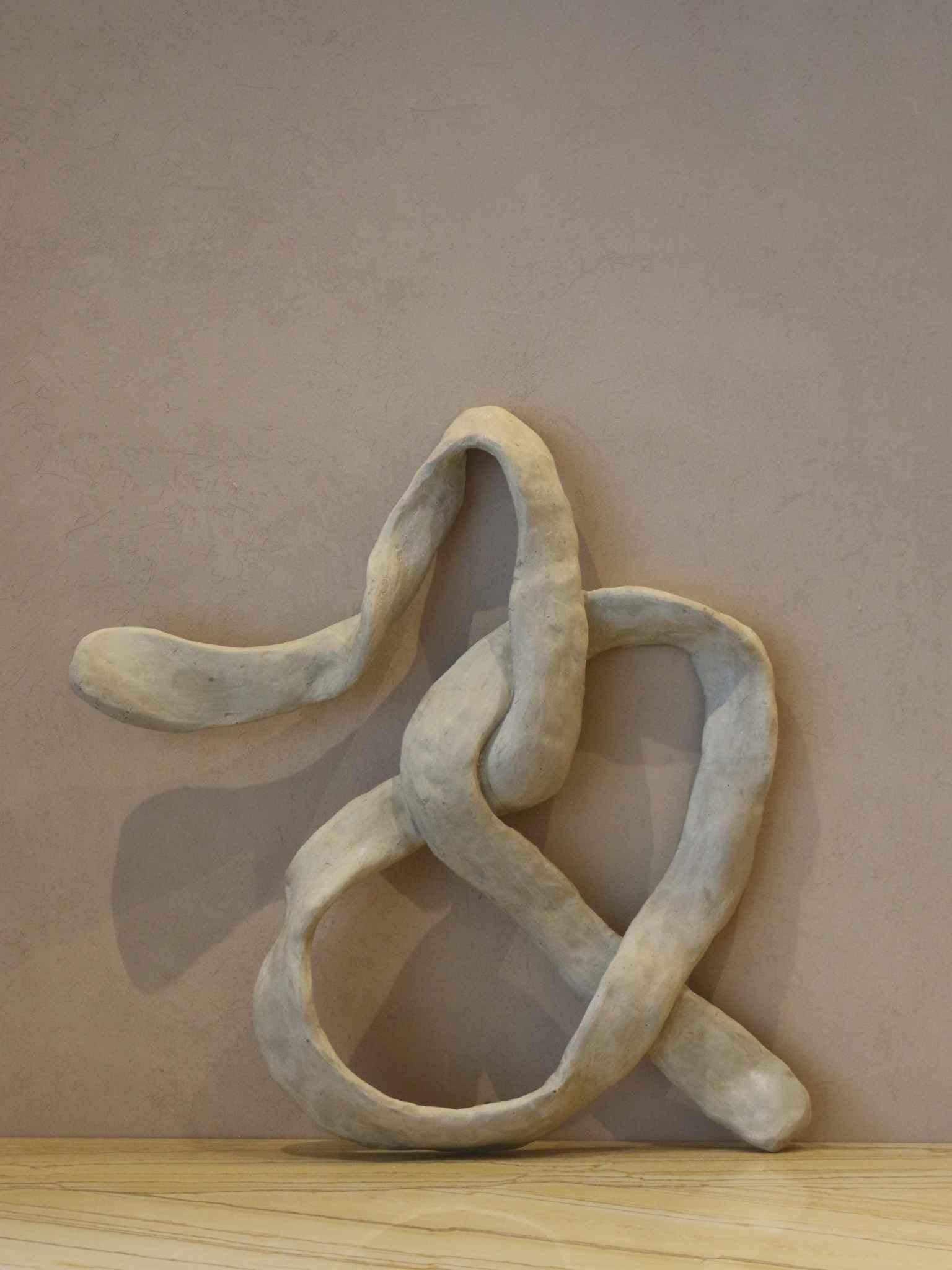 Each piece in the ‘tempo’ series reflects the unique nuances of movement through its distinctive twists, twirls, and bends, evoking the momentary impression left by a passing body in motion. With an earthy color palette and delicate hand-painted