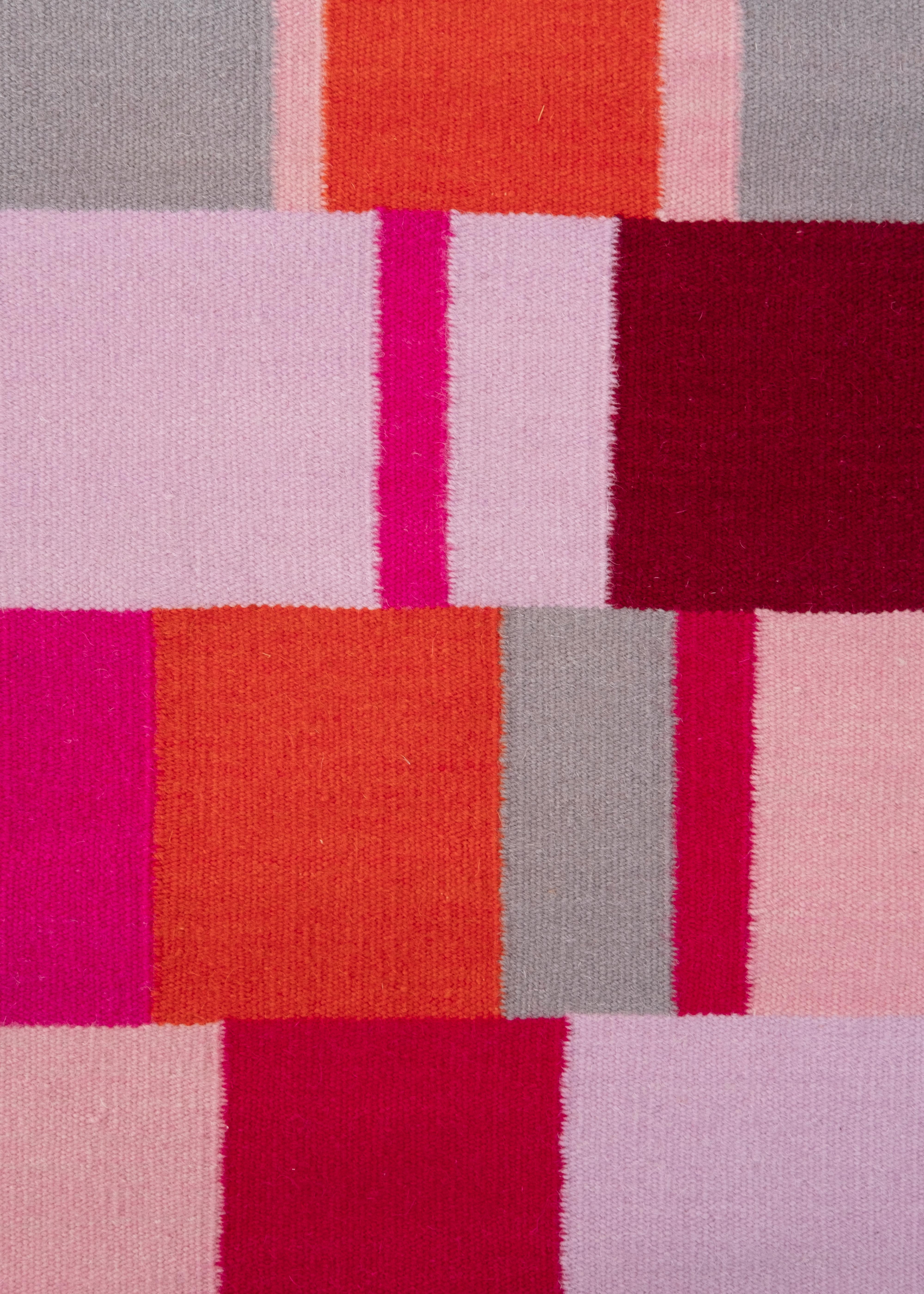 Tempo Sette - Rot - Design Sommer-Kelim-Teppich aus zeitgenössischer Wolle und Baumwolle flach gewebt (Indisch) im Angebot