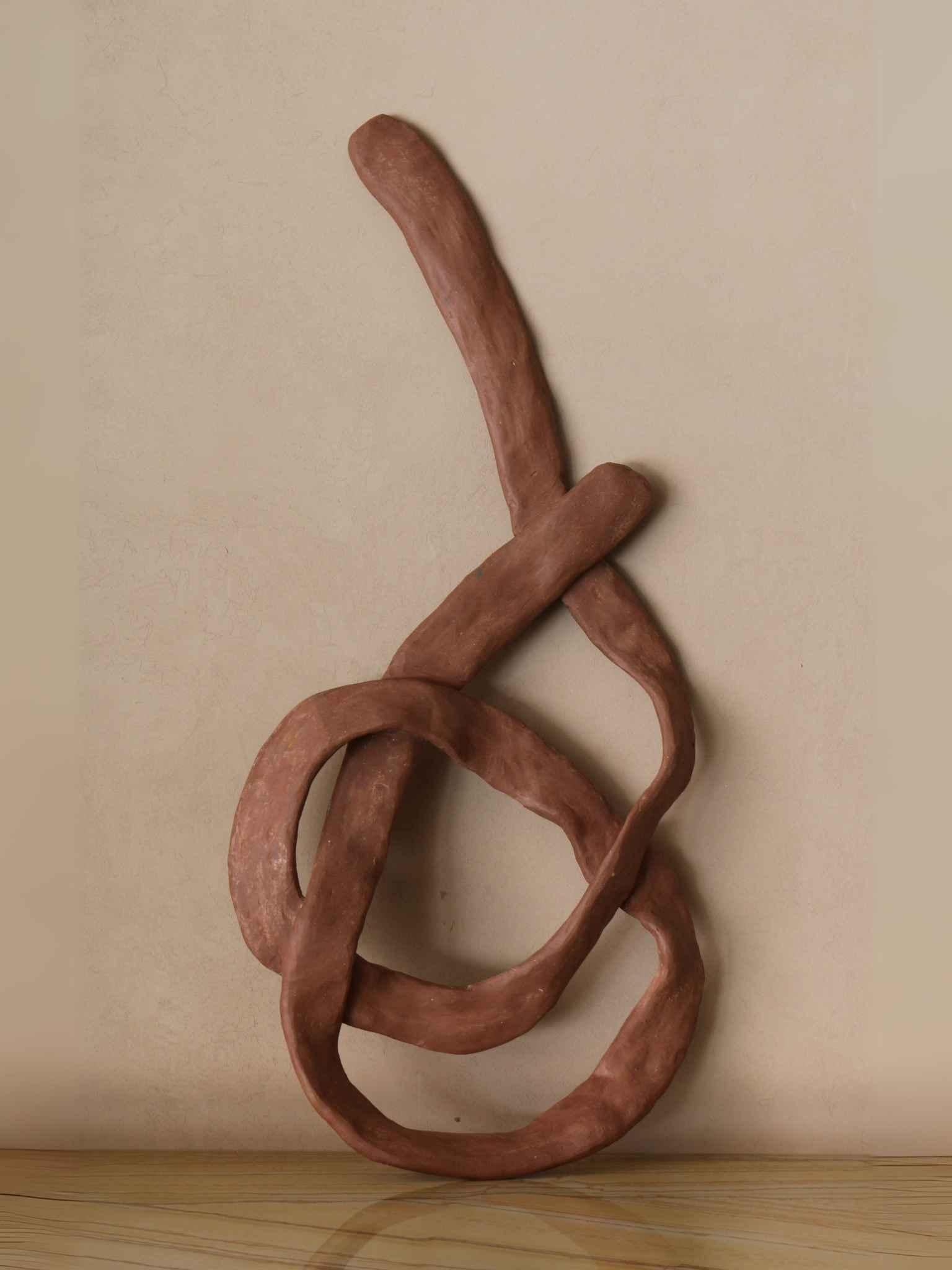 Each piece in the ‘tempo’ series reflects the unique nuances of movement through its distinctive twists, twirls, and bends, evoking the momentary impression left by a passing body in motion. With an earthy color palette and delicate hand-painted