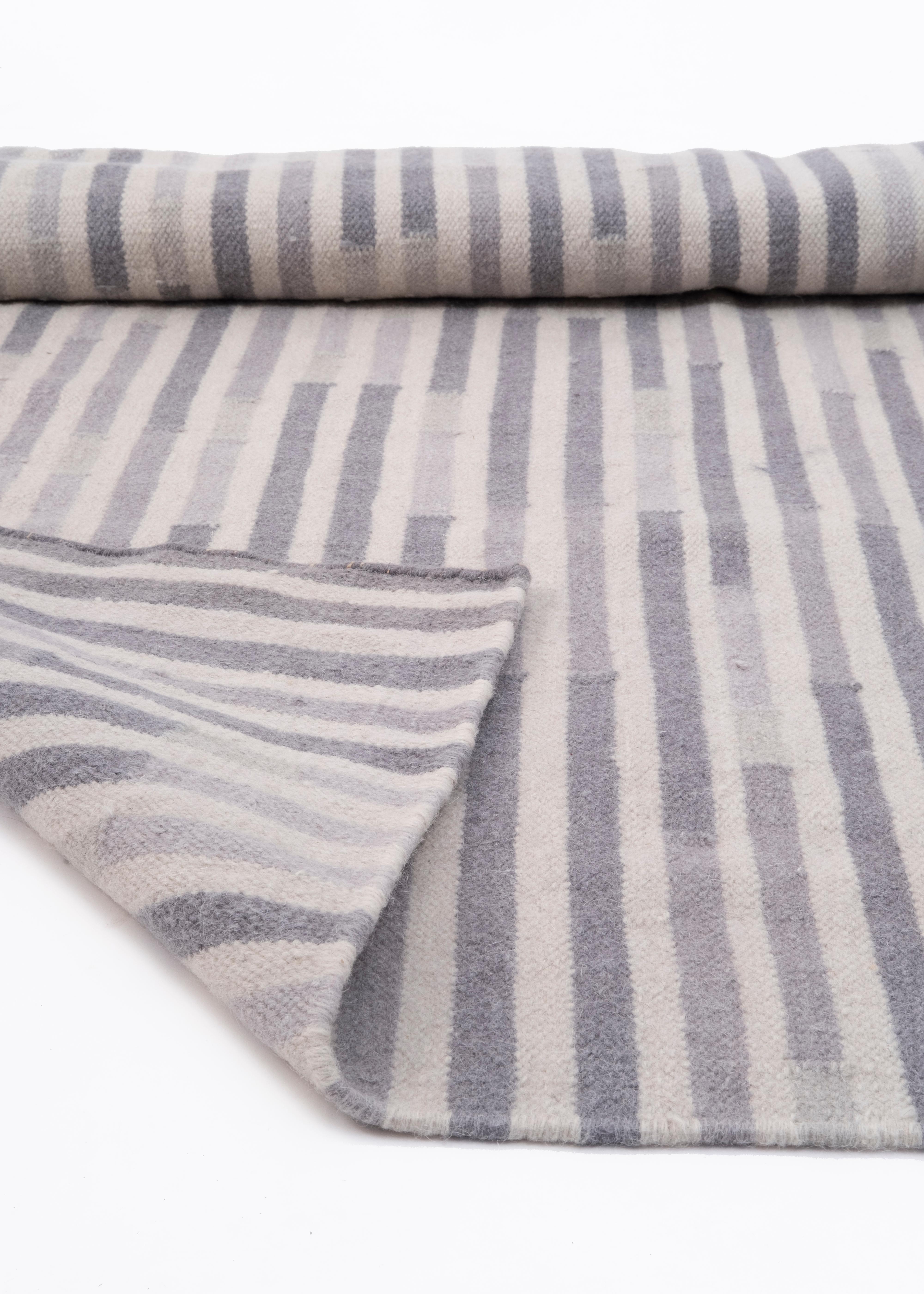 Tempo Uno - Kalt - Design Sommer Kelim Teppich Zeitgenössischer Teppich aus Wolle und Baumwolle flach (Handgewebt) im Angebot