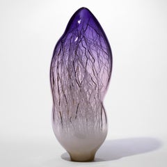 Tempo Vivo, une sculpture en verre soufflé à la main pourpre et vison d'Enemark & Thompson