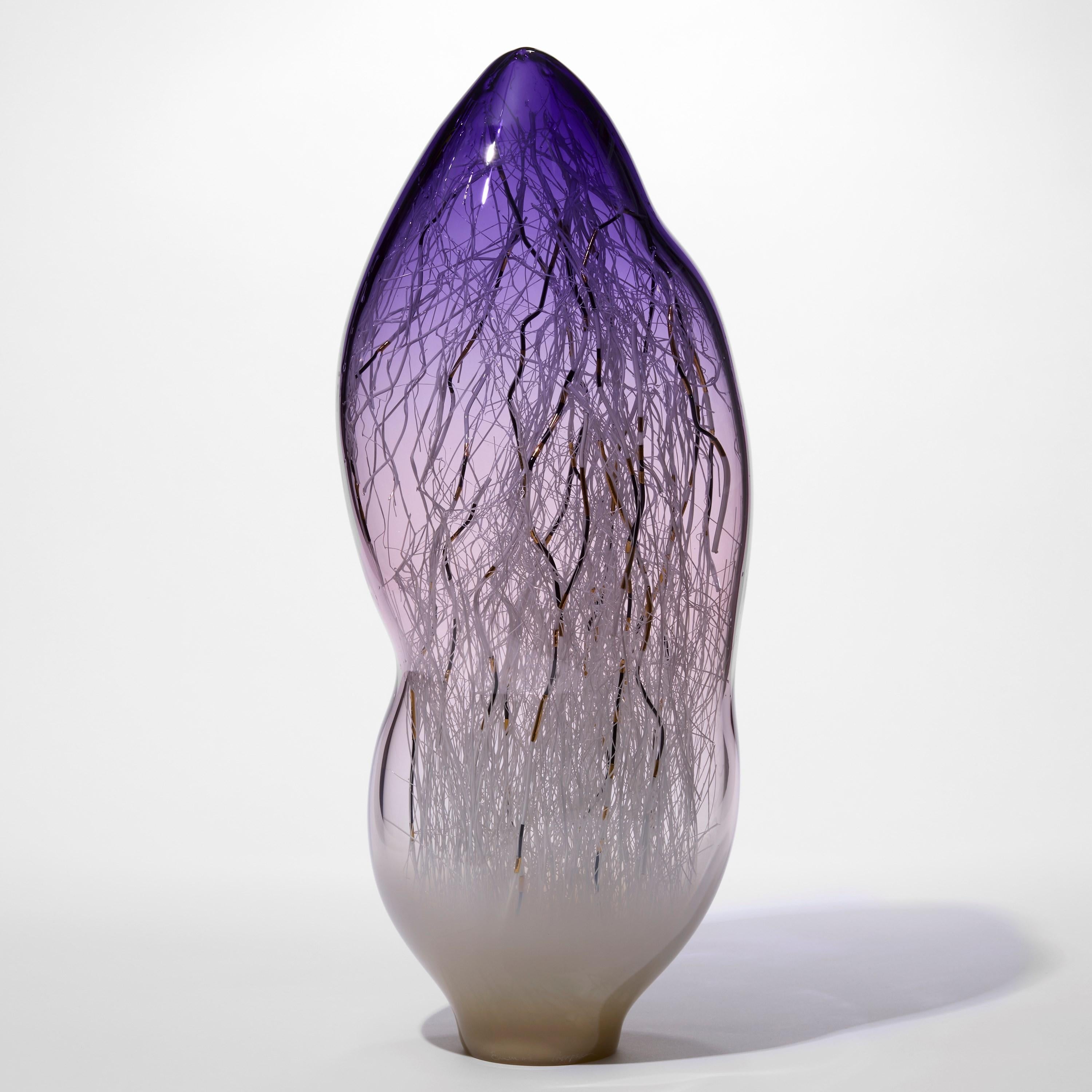 Tempo Vivo, eine mundgeblasene Glasskulptur aus Violett und Nerz von Enemark & Thompson (Organische Moderne) im Angebot