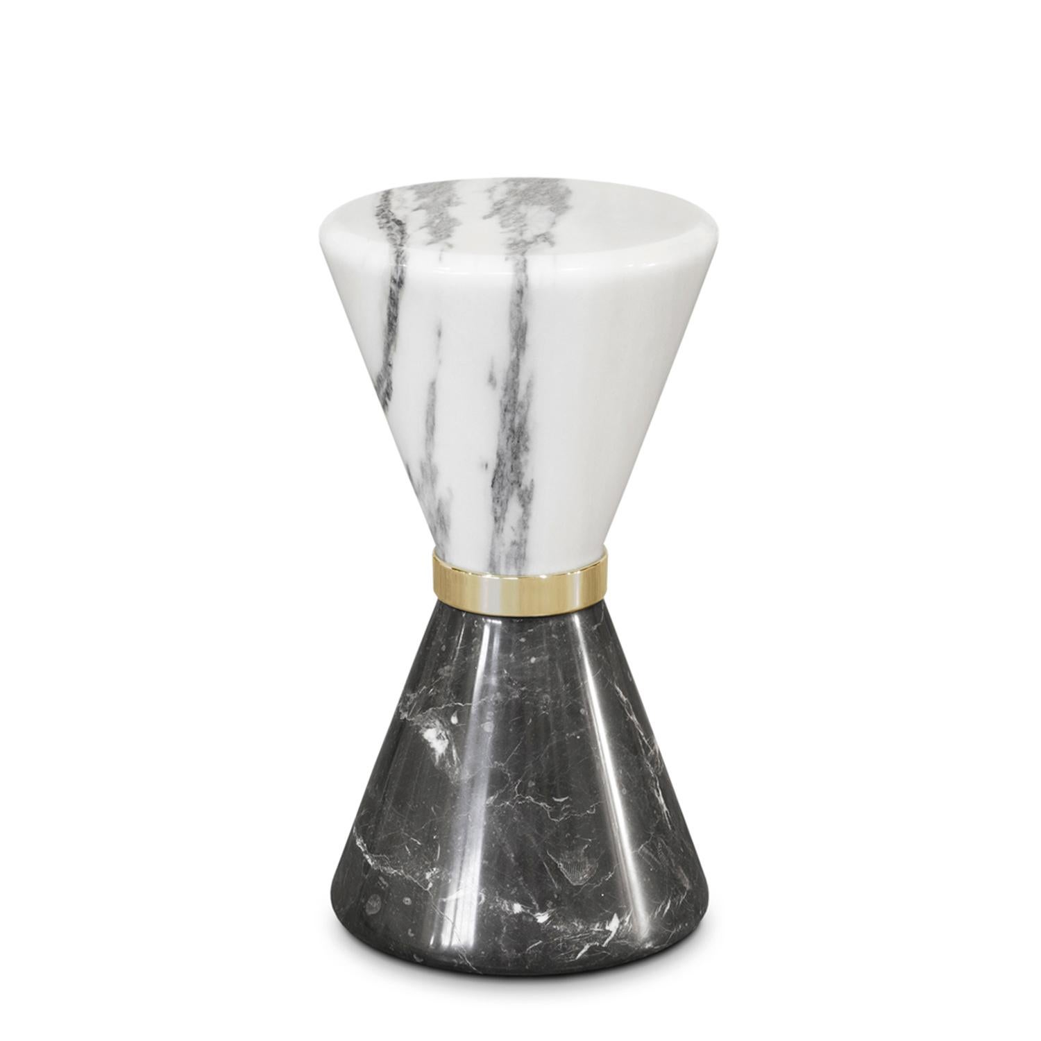 Table d'appoint Tempora avec noir et blanc 
structure en marbre poli et avec des 
anneau en laiton poli.