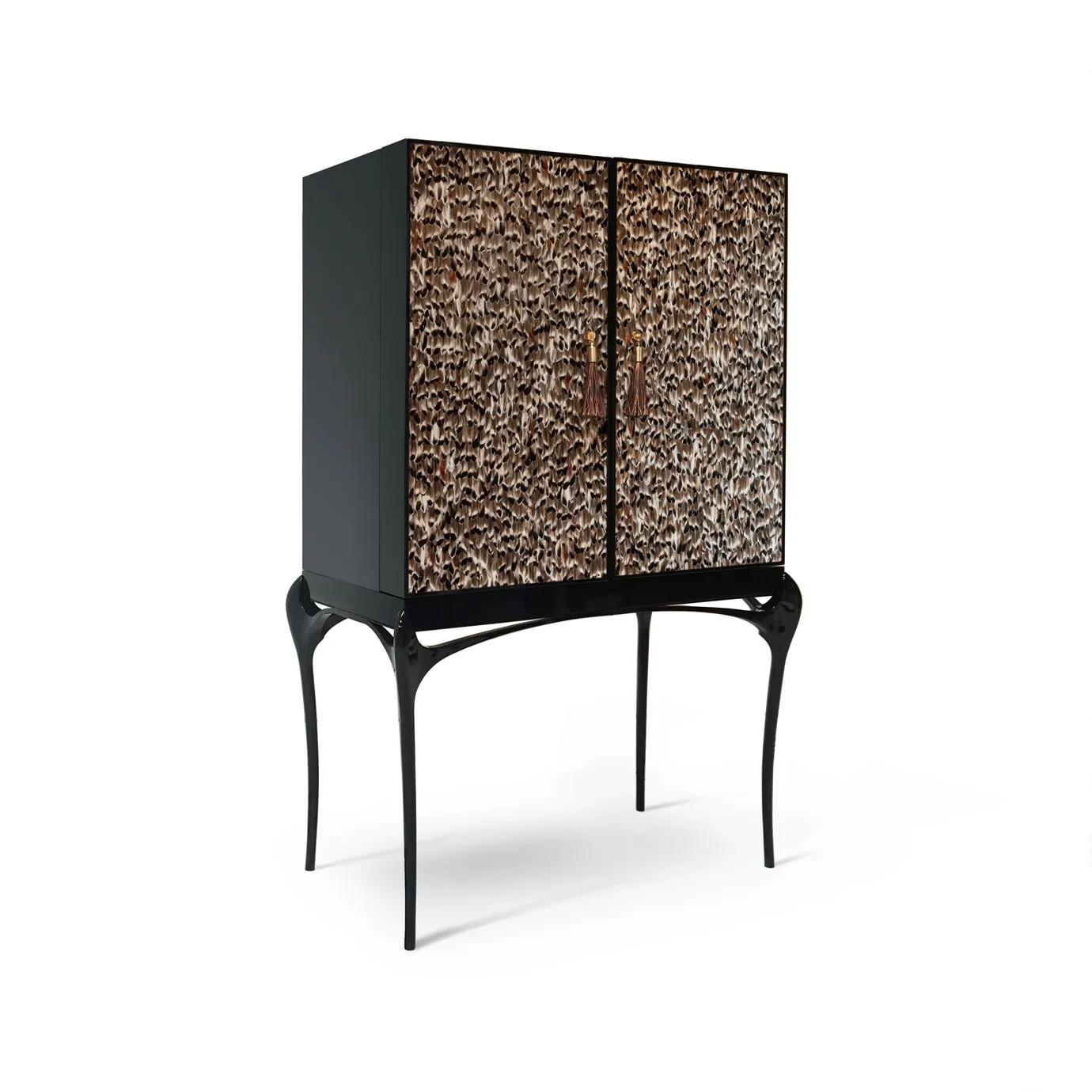 Tentando a los admiradores con sus exóticas puertas de plumas y sus sensuales patas curvas lacadas, el Mueble Bar Tentación robará la hora del cóctel. El elegante interior negro y dorado está perfectamente diseñado para guardar tus accesorios de
