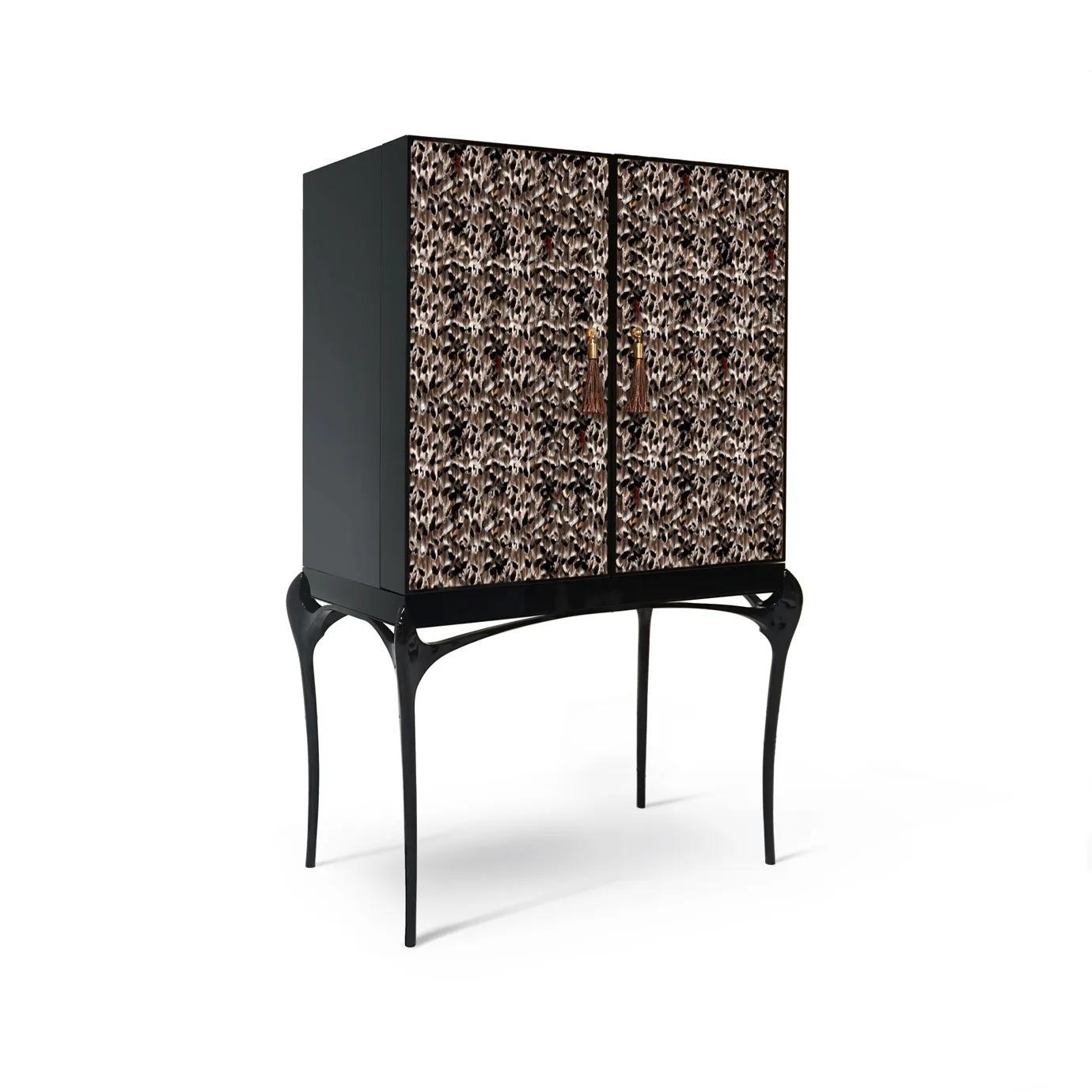 Attirando gli ammiratori con le sue esotiche ante in piuma e le sexy gambe curve laccate, il mobile bar Temptation ruberà l'ora dell'aperitivo. L'elegante interno nero e oro è perfettamente progettato per conservare i tuoi vini e i cocktail. Aperto