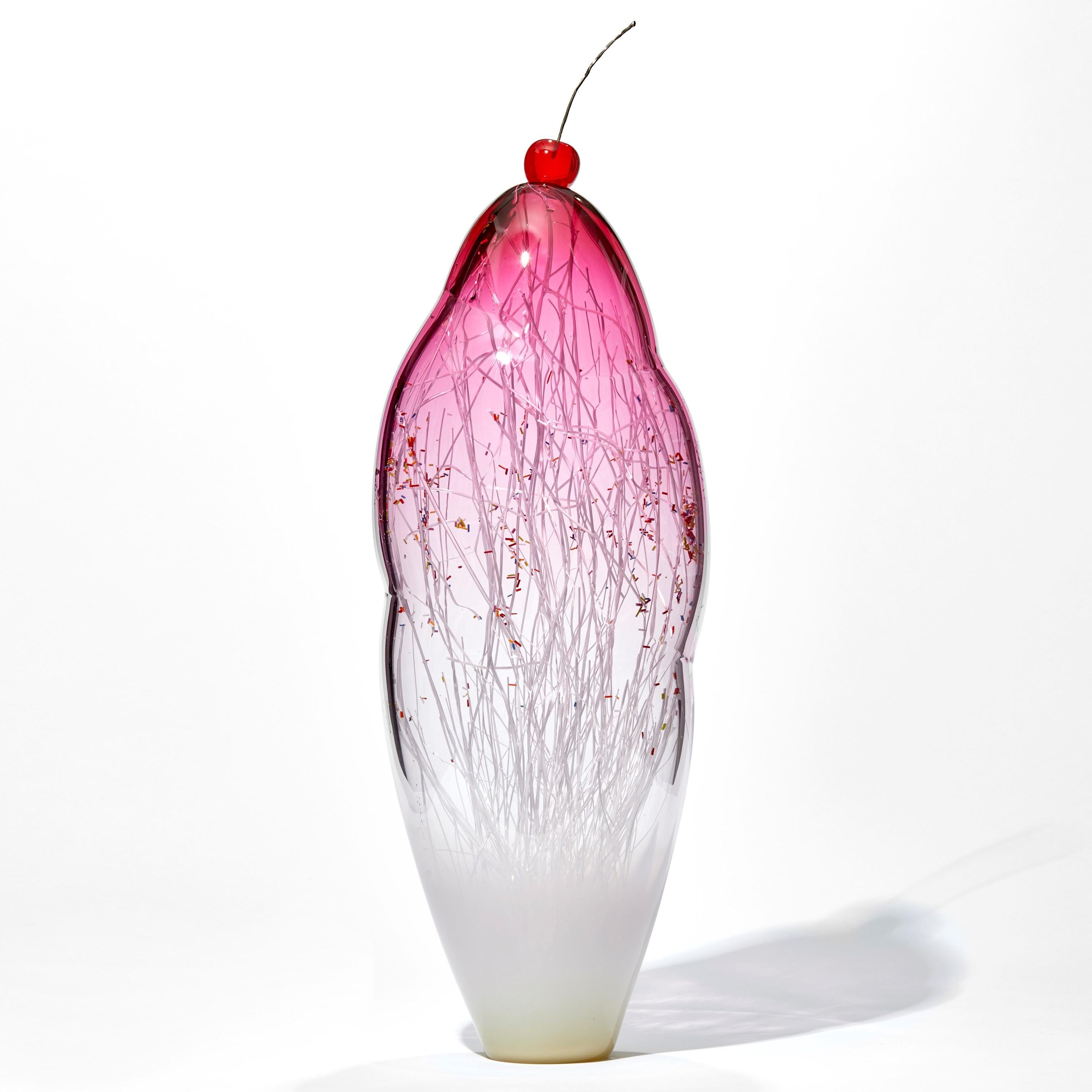 Temptation I è una scultura in vetro soffiato a mano realizzata dagli artisti Hanne Enemark (danese) e Louis Thompson (britannico). Incorpora una forma esterna in vetro trasparente e rosa che contiene una moltitudine di canne di vetro bianco e di