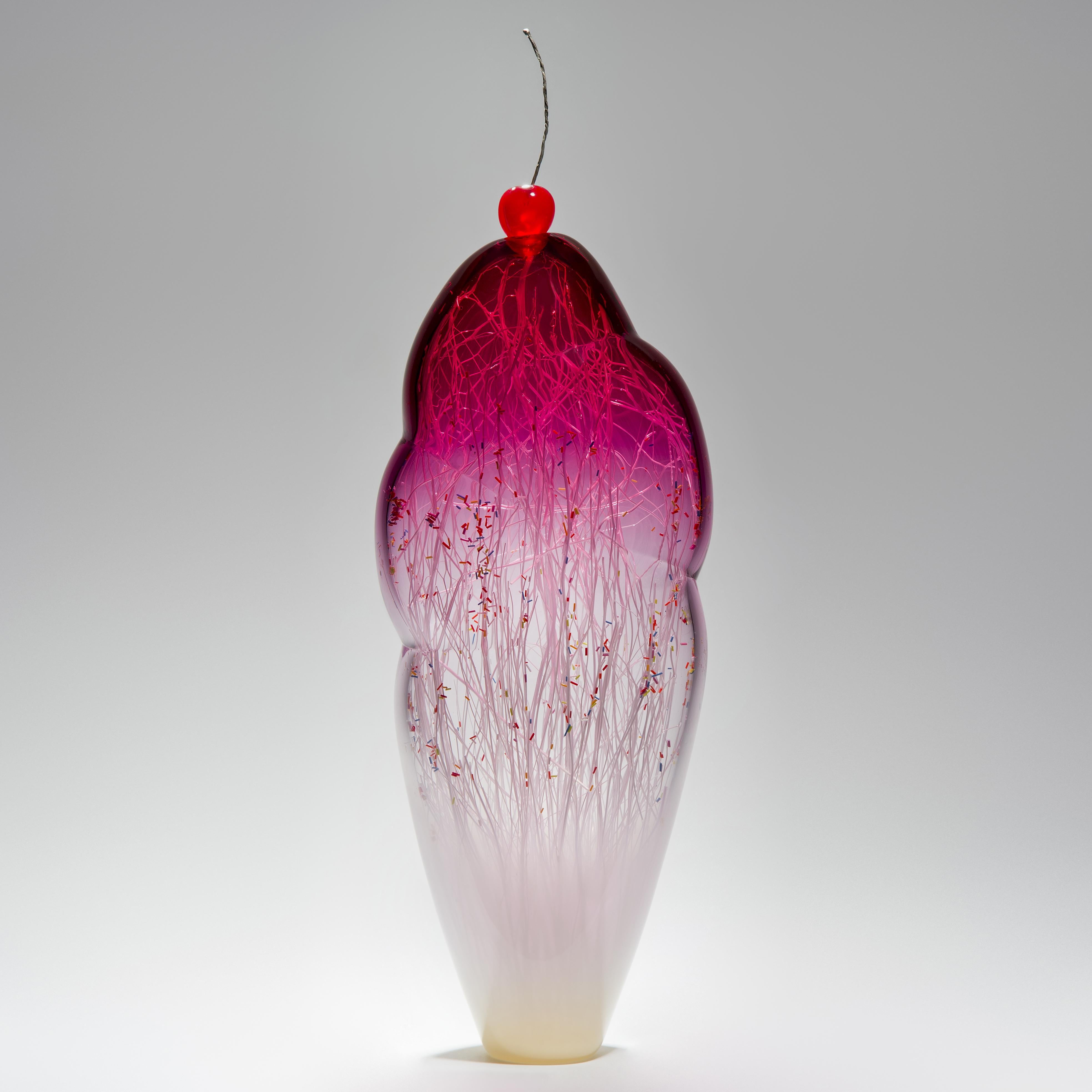 Temptation III est une sculpture en verre soufflé à la bouche réalisée par les artistes Hanne Enemark (danoise) et Louis Thompson (britannique). Collaboration d'une forme extérieure en verre clair et rose qui contient une multitude de cannes en